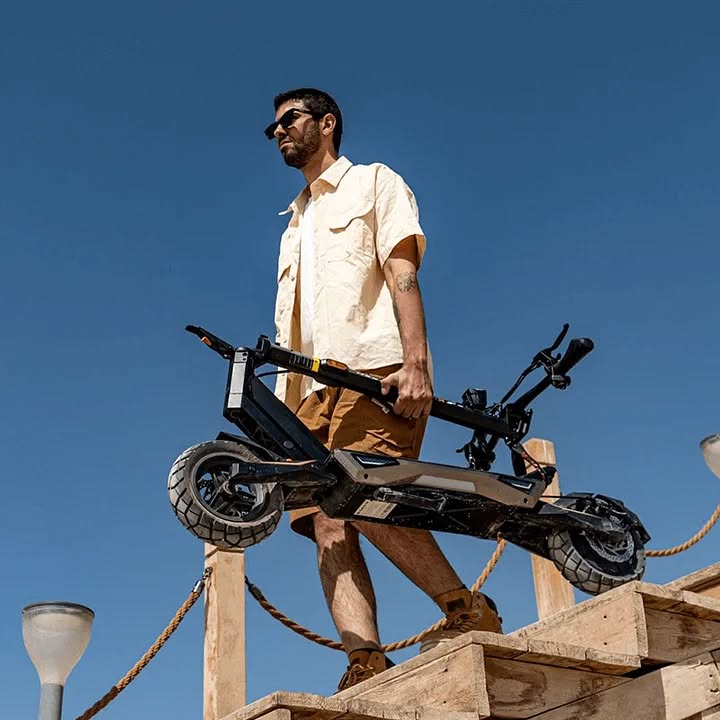 🚀 KUGOO KuKirin T3 – Voimaa ja nopeutta joka matkalle!
Etsitkö sähköpotkulautaa, jossa teho ei lopu kesken? Kugoo KuKirin T3 on suunniteltu niille, jotka haluavat enemmän vääntöä, kovempaa vauhtia ja massiivista akkukestoa – uskomattomaan hintaan.
Vain 559,00 € – Teholuokkansa kärki:
⚡️ 800W Moottori: Kiihtyy salamannopeasti ja selättää mäet, joihin muut hyytyvät.
💨 Huippunopeus 45 km/h: Koe vauhdin huuma ja taita matkat ennätysajassa.
🔋 Järeä Akku: 15,6 Ah kapasiteetti takaa jopa 55 km toimintasäteen.
🛡️ Kestävä Rakenne: IP54-suojaus ja 120 kg kantavuus tekevät tästä luotettavan kumppanin.
TEKNISET TIEDOT:
Hinta: 559,00 €
Moottori: 800 W
Akku: 48 V / 15,6 Ah
Huippunopeus: 45 km/h
Toimintasäde: n. 55 km
Paino: 25,5 kg
#sähköpotkulauta #sähköskootti #kaupunki #suomi24 #kesä2026 #helppoojakivaa