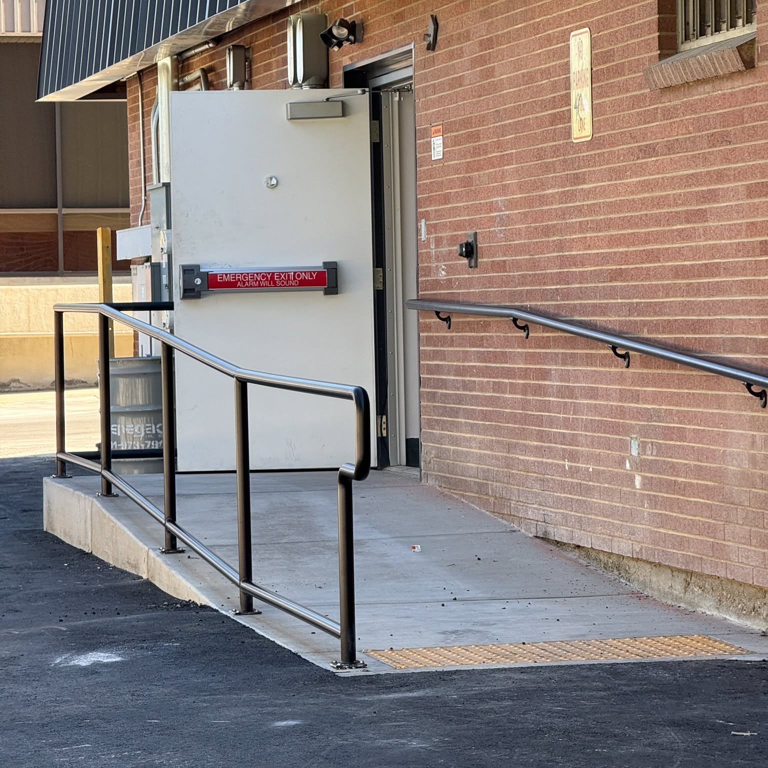Built for everyday use. Practical, reliable rails that fit seamlessly into this entrance.
#railing #handrail #metaldesign #fabrication #smallbusiness #architecture #utahdesigner #metalfabrication #welding #metal #metalrailings #industrial #custom #customrailing #americaneaglewelding