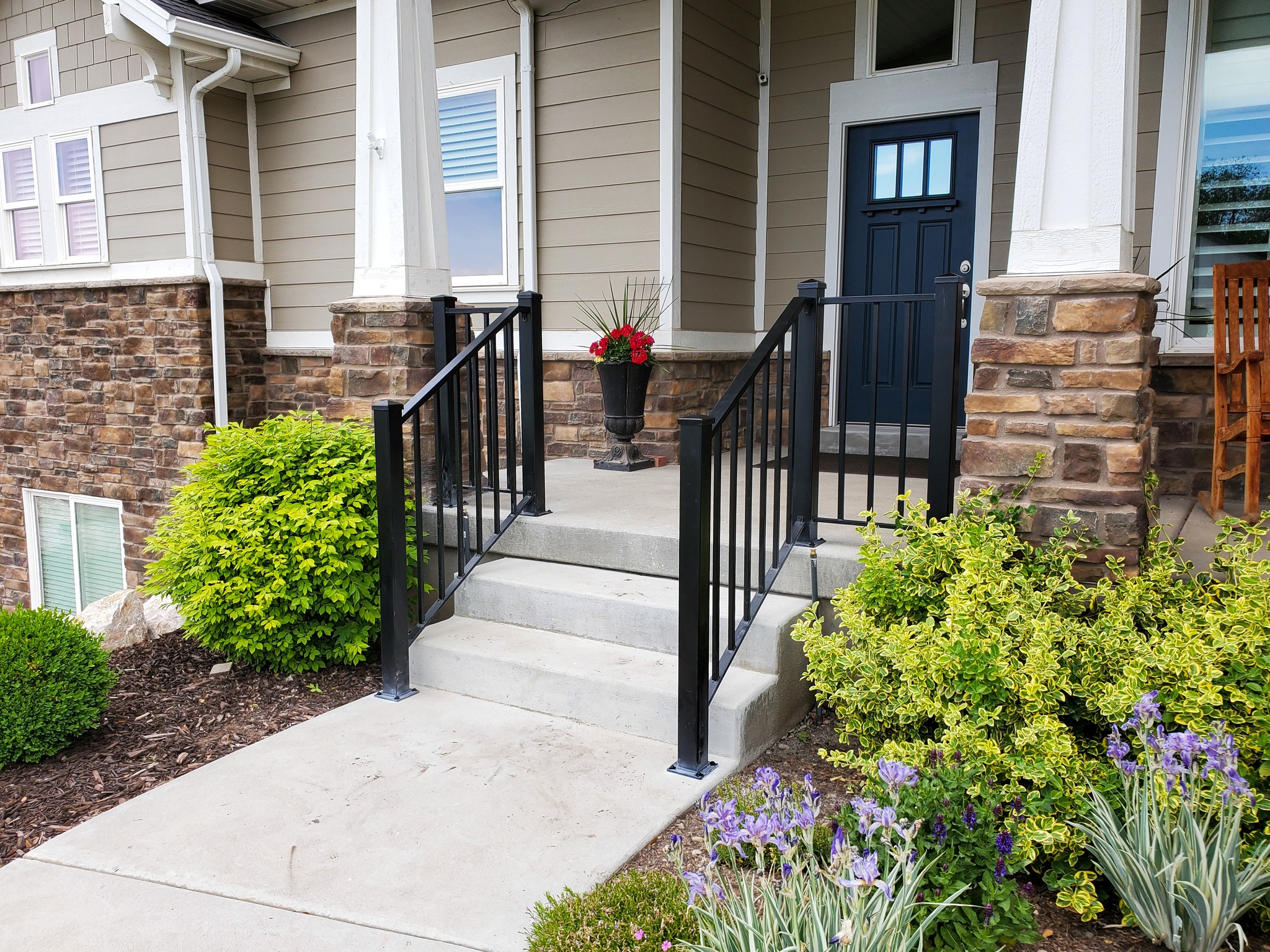 Little details, big difference. Everywhere you need it!
#railing #handrail #metaldesign #fabrication #smallbusiness #architecture #utahdesigner #utahhomes #utahcustomhomes #metalfabrication #welding #metal #metalrailings #outdoorrailings #homerenovation #custom #customrailing #americaneaglewelding