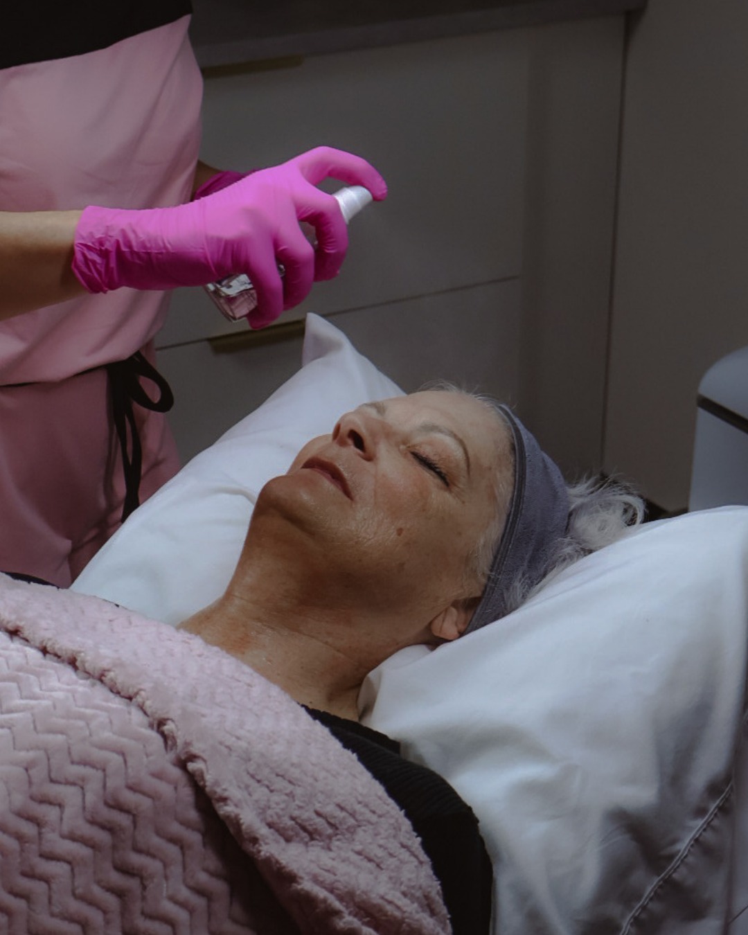 Most people plan around the healing, not the appointment.
Here’s what can show up after Opus (it varies based on your settings and your skin):
✨ Redness 🔥 Warmth 💧 Dryness or tightness 🫧 Flaking
————————
That’s why you’ll always leave with an After Care Kit and clear instructions, so you know exactly what to do at home.
————————
Smooth Secret RN 💋 It’s our Secret
Jo-Lynn Gibbs RN, BScN + Pailey Corbett RN, BScN
🌐 smoothsecretrn.com | 📱 780.220.2702
📧 smoothsecretrn@gmail.com for your FREE consultation
#SkinResurfacingSherwoodPark #OpusTreatment #SherwoodParkAesthetics