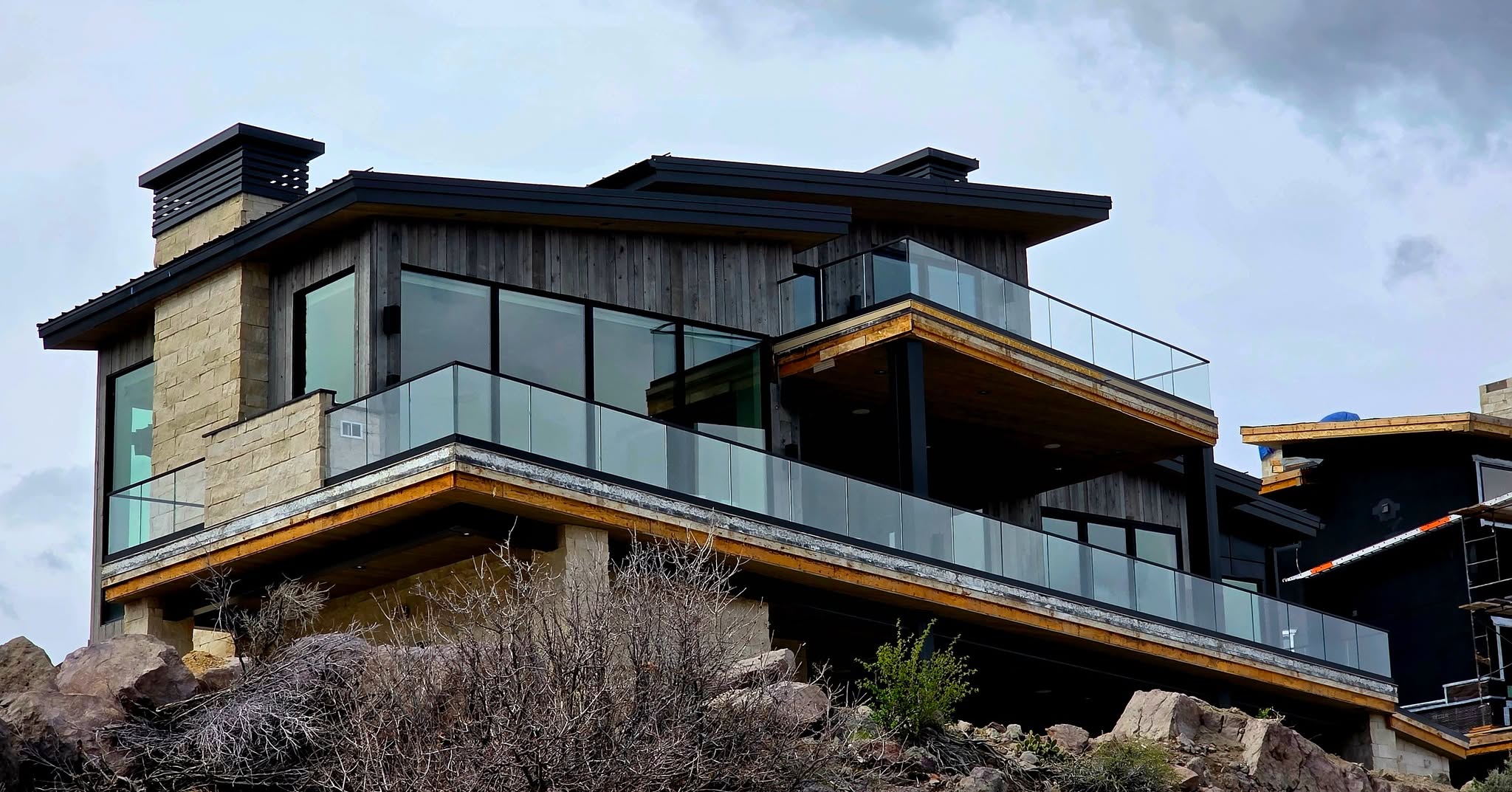 The view from this house is something special… and the view of it isn’t bad either. Clean glass railing so nothing gets in the way of either
#glassrailing #railing #glassbalustres #interiordesign #balustrades #metaldesign #fabrication #architecture #utahdesigner #utahhomes #utahcustomhomes #metalrailings #custom #customrailing #americaneaglewelding
