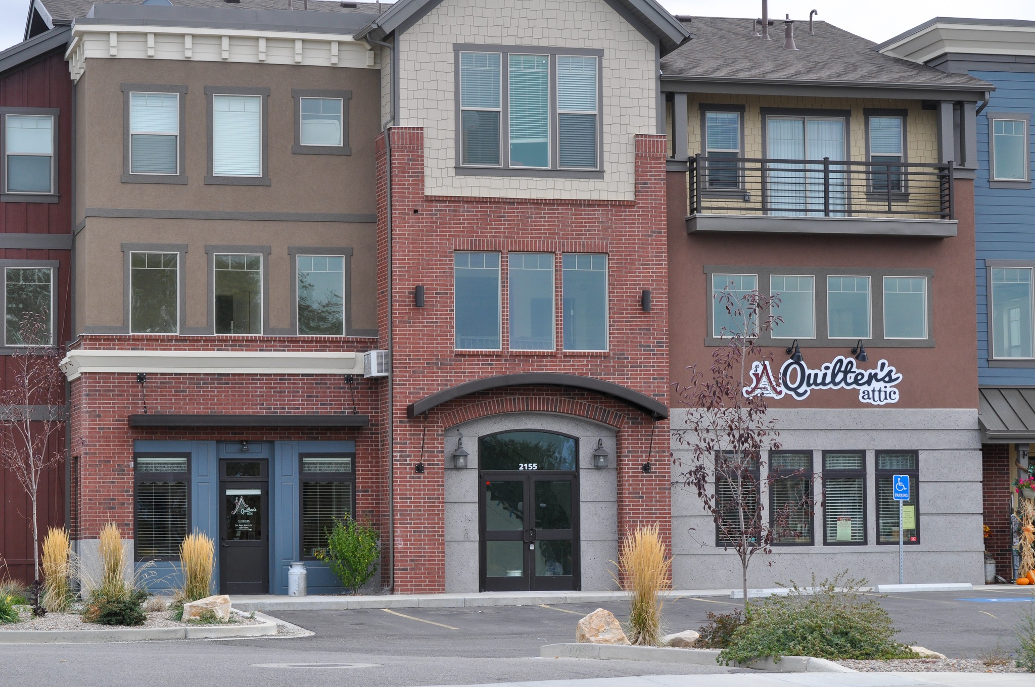 From the balcony to the entrance, this building got a subtle upgrade that you actually notice!
#balcony #awning #metalbalcony #metalworks #fabrication #metaldesign #steelworks #americaneaglewelding #design #modernsteel #custom #metalrailing #architecture #utahdesigner #homedecor #metalfab #metal