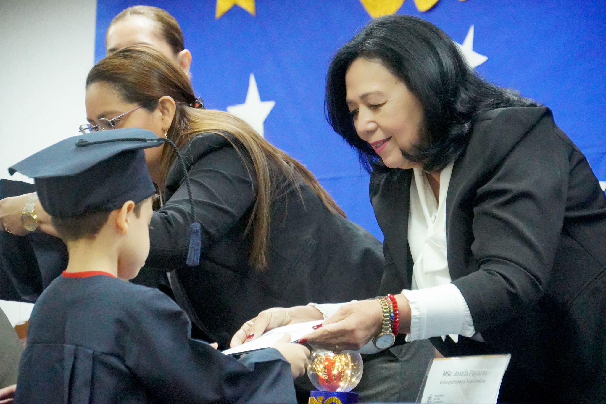 ✨⚓ Ceremonia de Clausura de Kinder ⚓✨
Con poemas llenos de ternura, exclamaciones que reflejaban su alegría y hermosas presentaciones, nuestros pequeños cadetes se despidieron de una etapa muy especial en su vida escolar.
Hoy cierran su ciclo en Kinder con sonrisas, abrazos y muchos aprendizajes que quedarán en su corazón. Cada palabra pronunciada y cada aplauso recibido fue muestra de su crecimiento, seguridad y entusiasmo.
Ahora se preparan para dar un gran paso hacia Primer Grado, llevando consigo valores, disciplina y sueños que empiezan a tomar forma. 🌟
Nota: Si quieres ver más fotos del evento, visita nuestra página en Facebook.
¡Estamos orgullosos de ustedes, cadetes!
Esto apenas comienza… ⚓💙