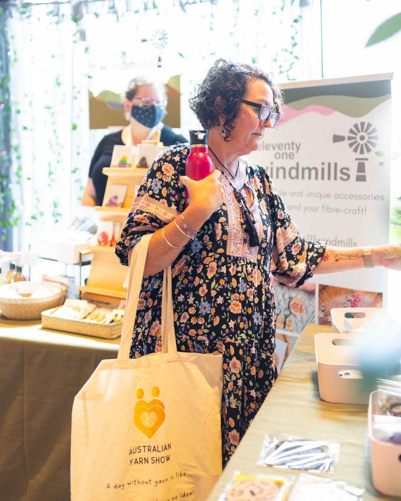 One of our favourite part of organising the Show is curating the show bags and packing them full of goodies 🛍️
Made from 100% unbleached natural cotton with a sturdy gusset and long handles, they’re roomy enough for all the goodies tucked inside our VIP bags (and strong enough for the yarn you’ll inevitably add throughout the day!). They’re simple, versatile and something you’ll actually reuse long after the weekend wraps up 🧡
Any guesses what will be inside this year? 👀