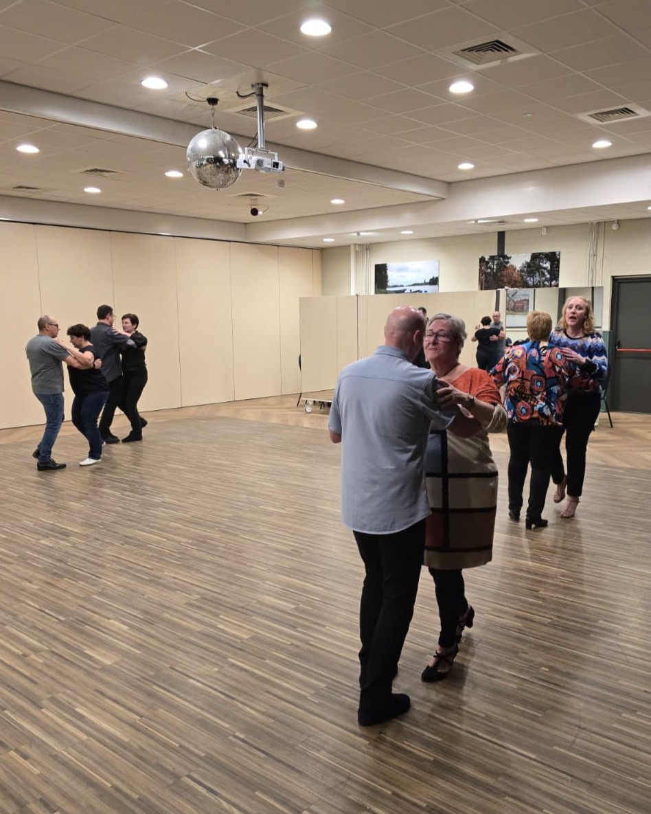 De populariteit van Bachata blijft groeien en dat merken we ook in onze dansstudio! 💃🕺
Tijdens onze wekelijkse lessen én bij onze Bachata Cursus wordt deze dans steeds weer met veel enthousiasme ontvangen op de dansvloer.
Dat begrijpen we helemaal. Want wat is er nu leuker dan de heupen los te gooien en te genieten van heerlijke muziek? 🎶
#dansstudiorolo #dansstudiobrabant #herpen #bachata #dansworkshop