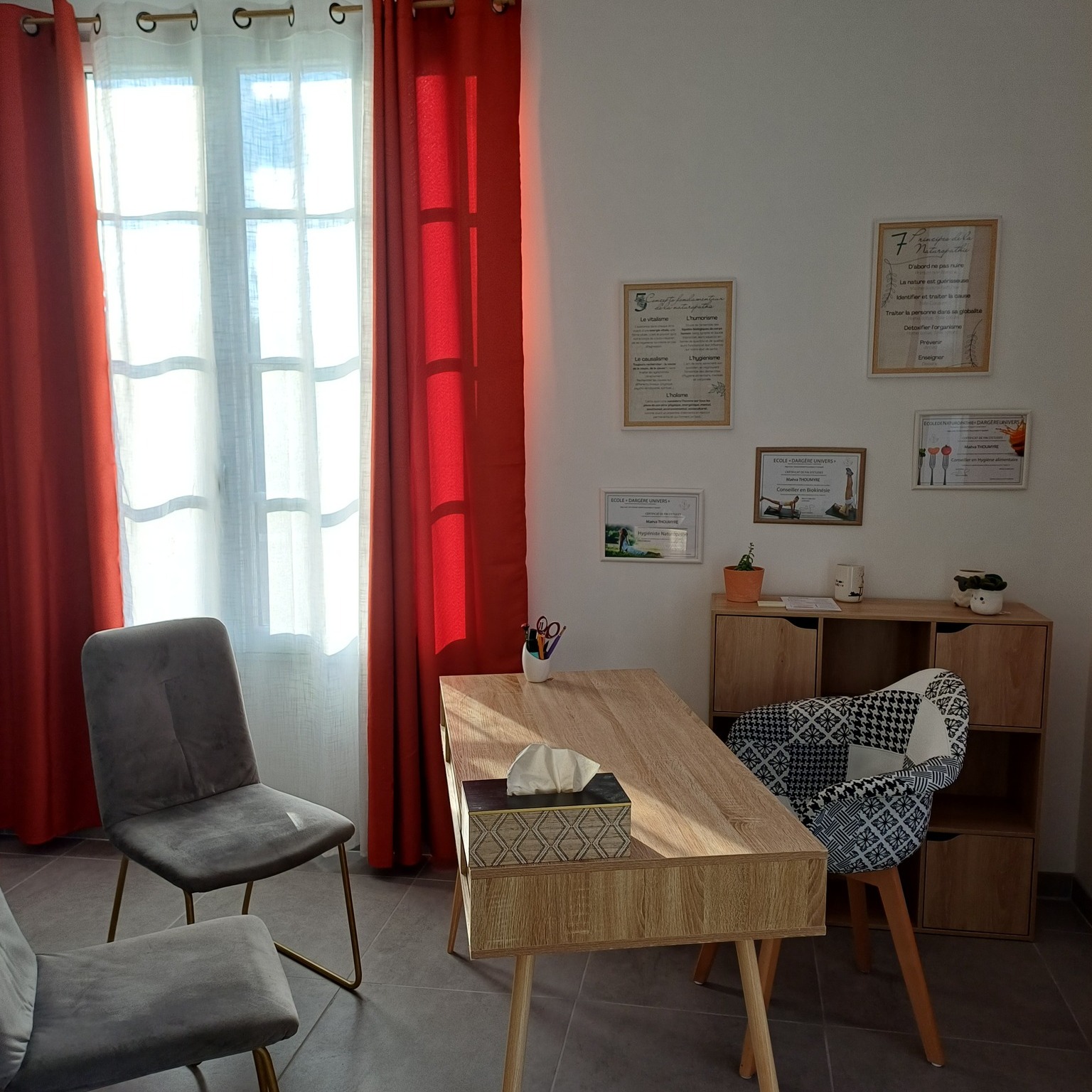 La naturopathie ce n'est pas de la magie ! 🔮
La naturopathie c'est comprendre le fonctionnement de son corps, comprendre les mécanismes des digestions, le rôle de nos hormones , l'impact d'un système nerveux déséquilibré, la cause de douleurs chroniques et handicapantes et aussi trouver des solutions naturelles à vos maux !
Débuter un accompagnement en naturopathie c'est avoir envie de comprendre, mais aussi de changer ! Changer ses habitudes (petit à petit), mettre en place de nouvelles routines, faire de soi une priorité !
Derrière la 1ère consultation il y a aussi tout un travail de recherche, un investissement de ma part pour vous apporter des solutions individualisées et personnelles. Aucune personne n'est identique et chaque programme d'accompagnement que je vous remet est donc unique tout comme vous !
Je me suis spécialisée dans les troubles digestifs et hormonaux pour encore mieux vous accompagner sur ces problématiques qui à mon sens touchent une large partie de la population aujourd'hui, hommes & femmes !
Mon accompagnement individuel s'inscrit dans le temps et vous demande un investissement personnel.
➡️Je vous apporte des solutions, vous donne des outils, mais vous seul(e) avez la capacité de les mettre en pratique, je ne travaille pas à votre place mais je travaille à vos cotés pour que vous retrouviez toute votre énergie et que vous puissiez vivre votre vie à 💯% !
Alors êtes vous prêt(e) à changer réellement ! Si oui, la naturopathie peut réellement vous aider !
✨ Je suis Maëva, Naturopathe spécialisée dans les troubles digestifs et hormonaux et je vous aide à devenir acteur/actrice de votre santé en comprenant les mécanismes de votre corps ✨
#naturopathedeuxsevres #naturopathievitaliste #Naturopathievitaliste