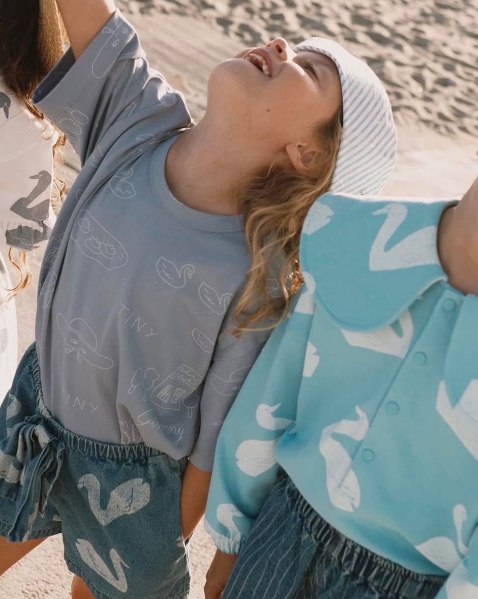 Sun, sand and that Tiny feeling 🌊
Easy to wear. Easy to love. 🤍
#irande #TinyCottons
#Giverny #summervibes☀️
#kidsfashionforall #kids #kidswear