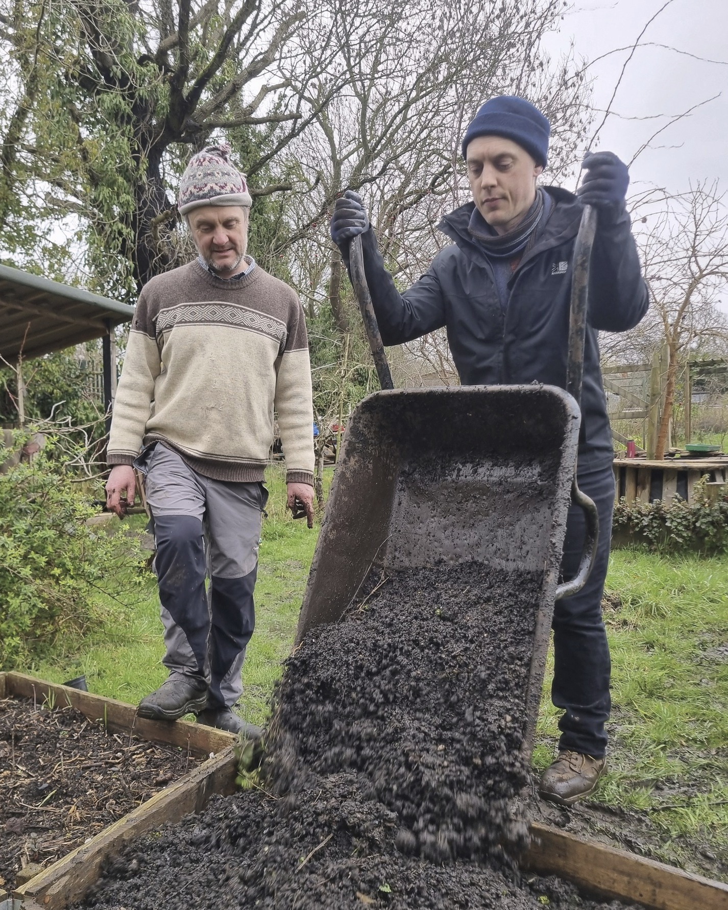 Lots of different tasks to complete at #ThePeoplesPlot at @dadslanedigs last week. Pruning #EspalierPears, #Blackcurrants, relaying a shelter floor, tool store weatherproofing, bed relocation... and #MaryWasingtinAsparagus planting! We had a lovely, busy morning with our inspiring volunteers.
@incrediblesurplus @tnlcommunityfund @westonfdn