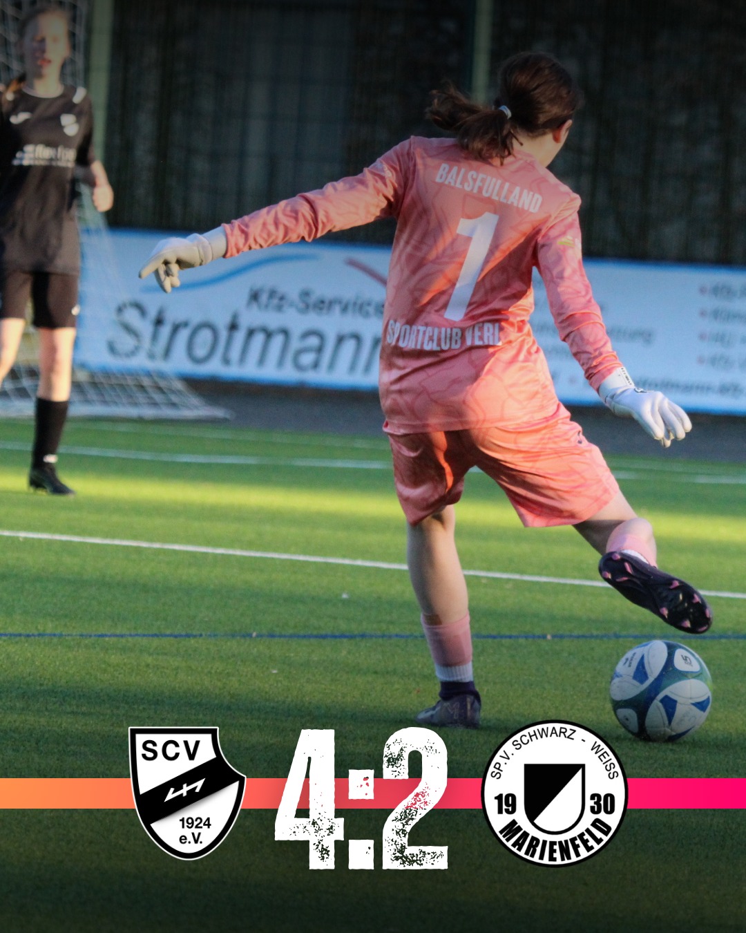 🖤🤍 C-Mädels | 4:2-Sieg im Nachholspiel gegen SW Marienfeld ⚽️🔥
Ballbesitz? Hatten wir.
Chancen? Jede Menge.
Nur rein wollte das Ding erstmal nicht.
Marienfeld lauerte konsequent auf Konter – und dann wurde in den ersten zehn Minuten auch noch ein Elfmeter gegen uns gepfiffen. Doch unsere Torhüterin blieb eiskalt und parierte souverän! 💪🏻🧤
Nach rund 15 Minuten platzte endlich der Knoten – zwei Treffer zur 2:0-Führung. Trotz zahlreicher weiterer Möglichkeiten ging es mit diesem knappen Ergebnis in die Halbzeit.
In der zweiten Hälfte wurde es nochmal spannend: Marienfeld verkürzte auf 1:2. Doch unsere Mädels blieben ruhig, verteidigten konzentriert und stellten mit Treffer Nummer drei und vier die Weichen auf Sieg.
Kurz vor Schluss kam der Gegner noch einmal heran, doch am verdienten 4:2-Erfolg änderte das nichts mehr. 🖤🤍
Ein Spiel, das wir lange dominierten – und am Ende verdient für uns entschieden haben! 💥
#Mädchenfußball #SCVerl #FussballVERLiebt #verlplay #SportclubVerl #SportclubVerlMädels #CMädels #Nachholspiel #Teamgeist #Verl