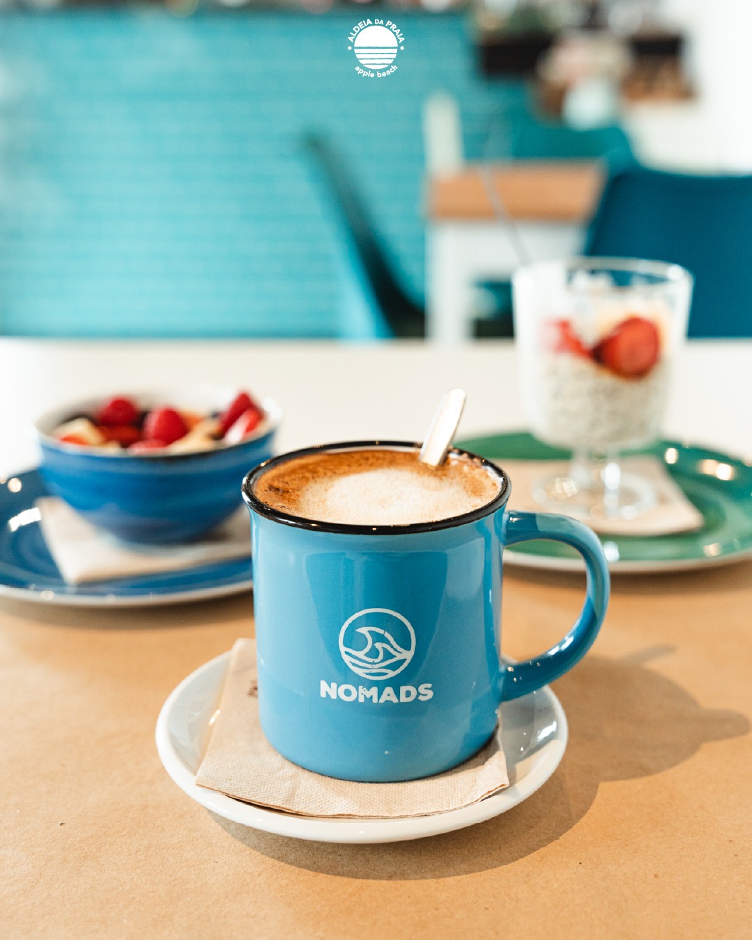 🇵🇹 Começar a semana no @nomadsbythesea é garantir que o fim de semana nunca acaba realmente. Café quente, pés no chão e alma cheia.
🇬🇧 Start the week at @nomadsbythesea. Hot coffee, feet on the ground, soul full.
#AldeiaDaPraia #BrunchLisboa #Sintra