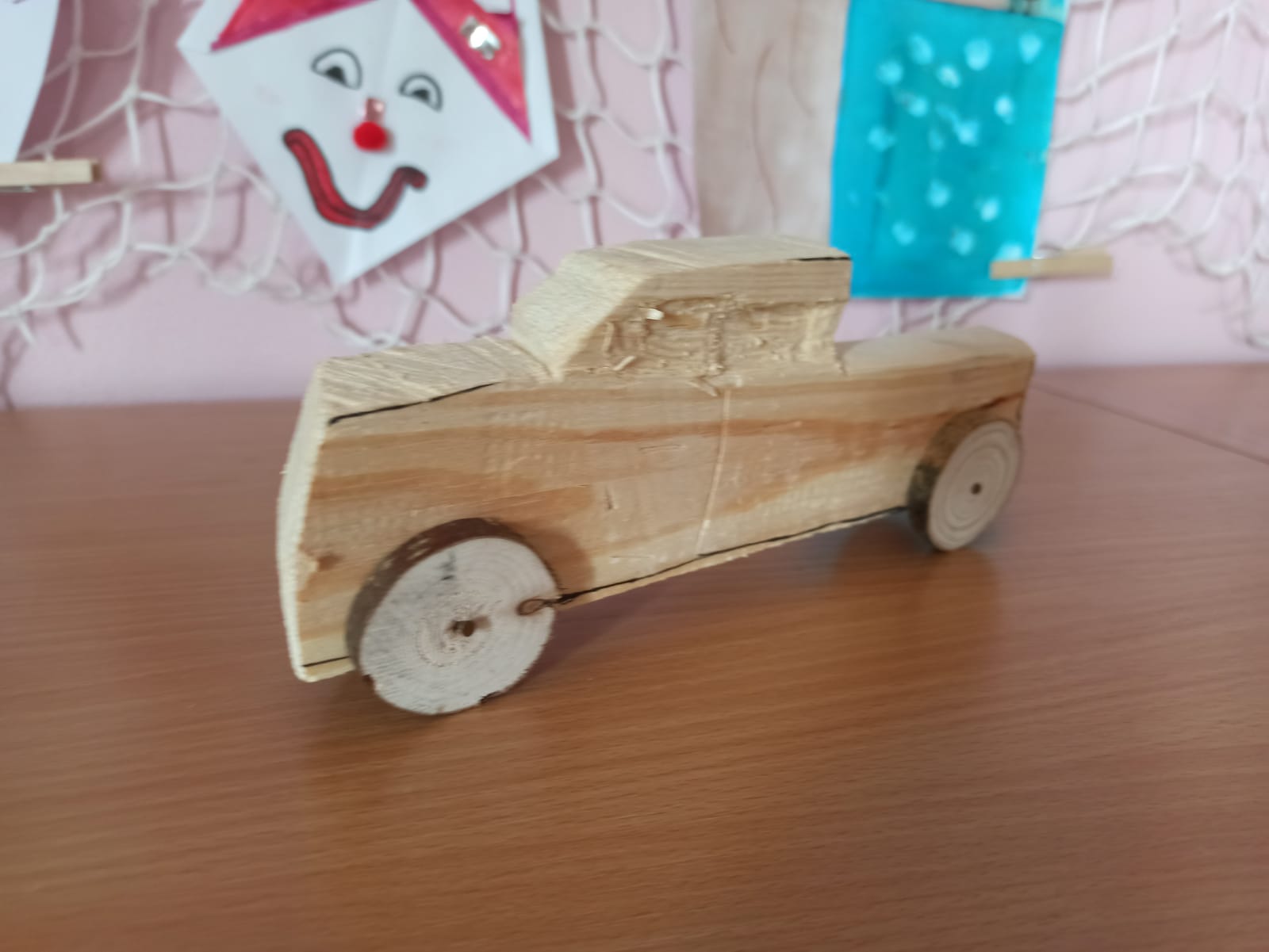 Dílničky
V kroužku Dílničky panovala opět tvořivá atmosféra. Kluci si splnili přání vyrobit něco opravdu „klučičího“ a pustili se do výroby dřevěného auta. Sami si vyřezali jeho tvar, obrousili hrany, přitloukli kola a vyzkoušeli práci s rašplemi i vydlabávání oken.
Ani slečny nezůstaly pozadu – s fantazií si vyráběly stromečky z drátů a barevných kamínků.
Dílničky znovu ukázaly, že tvoření rozvíjí zručnost, představivost i radost z vlastnoručně odvedené práce.
Ivana Alexandr – vedoucí kroužku