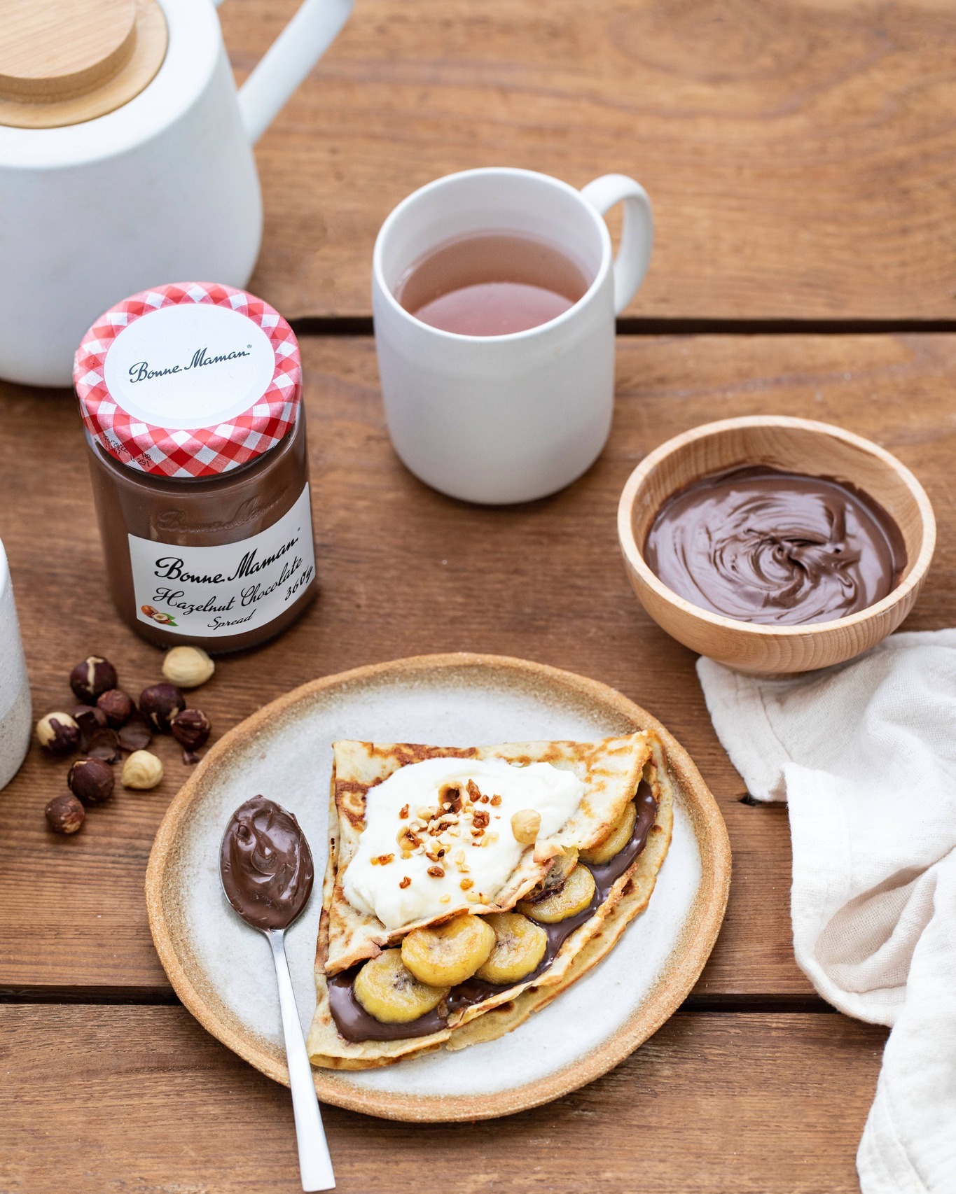 A slow afternoon deserves something sweet 🍌🍫 Delicate golden crepes, generously spread with Hazelnut Chocolate Spread, layered with the natural sweetness of banana and finished with a cloud of cream. Paired with a cup of tea in the soft afternoon light—slow down, and let the sweetness settle in ☀️
慵懶的午後,需要一點甜 🍌🍫 金黃薄嫩的可麗餅,塗滿厚厚一層榛子朱古力醬,加上香蕉的天然甜味和輕柔忌廉的點綴。在陽光柔和的午後,配上一杯紅茶,放慢節奏,慢慢享受生活的甜蜜 ☀️
#BonneMaman #HazelnutChocolateSpread #DeliciousMoment #Deliciousness