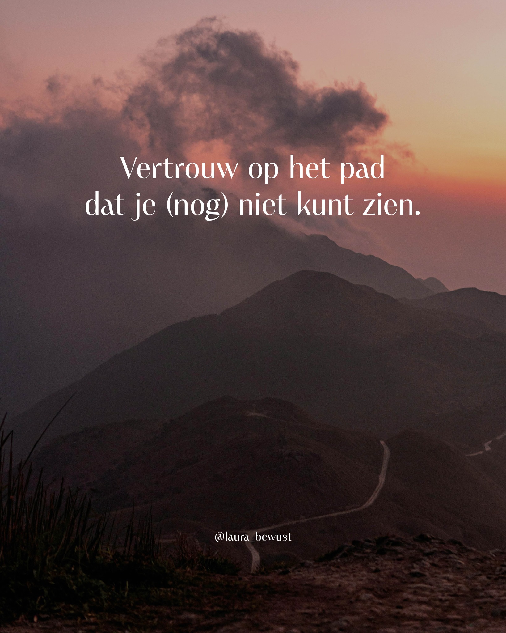 Ook al voelt het leven soms pijnlijk oneerlijk, het universum maakt geen fouten.
Jouw pad, jouw timing en jouw intuïtie hebben allemaal een bedoeling, een groter plan, ook al voelt dat soms niet zo.
🚪 Deuren die voor jou gesloten blijven? Ze dienen als bescherming.
💨 Gemiste kansen? Ze sturen je naar de juiste weg.
😴 Momenten van stilstand en rust? Ze brengen je terug in balans.
⛓️ Pijnlijke afsluitingen? Ze brengen je naar de volgende levensfase.
Maar dat zie je zelden op het moment zelf. Pas als je terugkijkt vallen de puzzelstukjes op hun plek, omdat je eindelijk het grotere plaatje ziet.
Je begrijpt de betekenis van wat je meemaakt pas veel later. Soms maanden, soms jaren. Dan zie je hoe die ene teleurstelling je precies bracht waar je moest zijn. Hoe dat afscheid ruimte maakte voor iets wat beter bij je paste. Hoe die omweg je vormde tot wie je vandaag bent.
En dat vraagt iets moeilijks van je: vertrouwen zonder bewijs.
We houden onszelf graag voor dat we alles in de hand hebben. Dat als we maar genoeg plannen, sturen en analyseren, we het leven naar onze hand kunnen zetten. Maar wees eens eerlijk: de momenten die jou hebben gevormd, waren dat niet juist de momenten die je niet had gepland? De ontmoeting die toevallig leek? Het ontslag dat een zegen bleek? De crisis die je dwong om stil te staan en opnieuw te kiezen?
Wat je wél onder controle hebt, is de keuze om betekenis te geven aan wat je overkomt. Misschien verdiende je de pijn niet, maar je kunt er een doel aan geven. Jij bepaalt niet altijd wat er gebeurt, maar jij kiest wél wat het voor je betekent. Dát is je kracht.
Vertrouwen gaat niet over het ontkennen van de pijn. Het gaat over het vasthouden van twee waarheden tegelijk: ‘dit doet zeer’ en ‘ik beweeg nog steeds vooruit’.
Dus de volgende keer dat het leven je een andere kant op duwt dan je had bedacht: verzet je niet, maar adem. Vertrouw erop dat je de punten ooit zult verbinden en ernaar kunt kijken vanuit dankbaarheid.
#universum #devinetiming #intuïtie #vertrouwen #bescherming #balans #levensfase #dankbaarheid