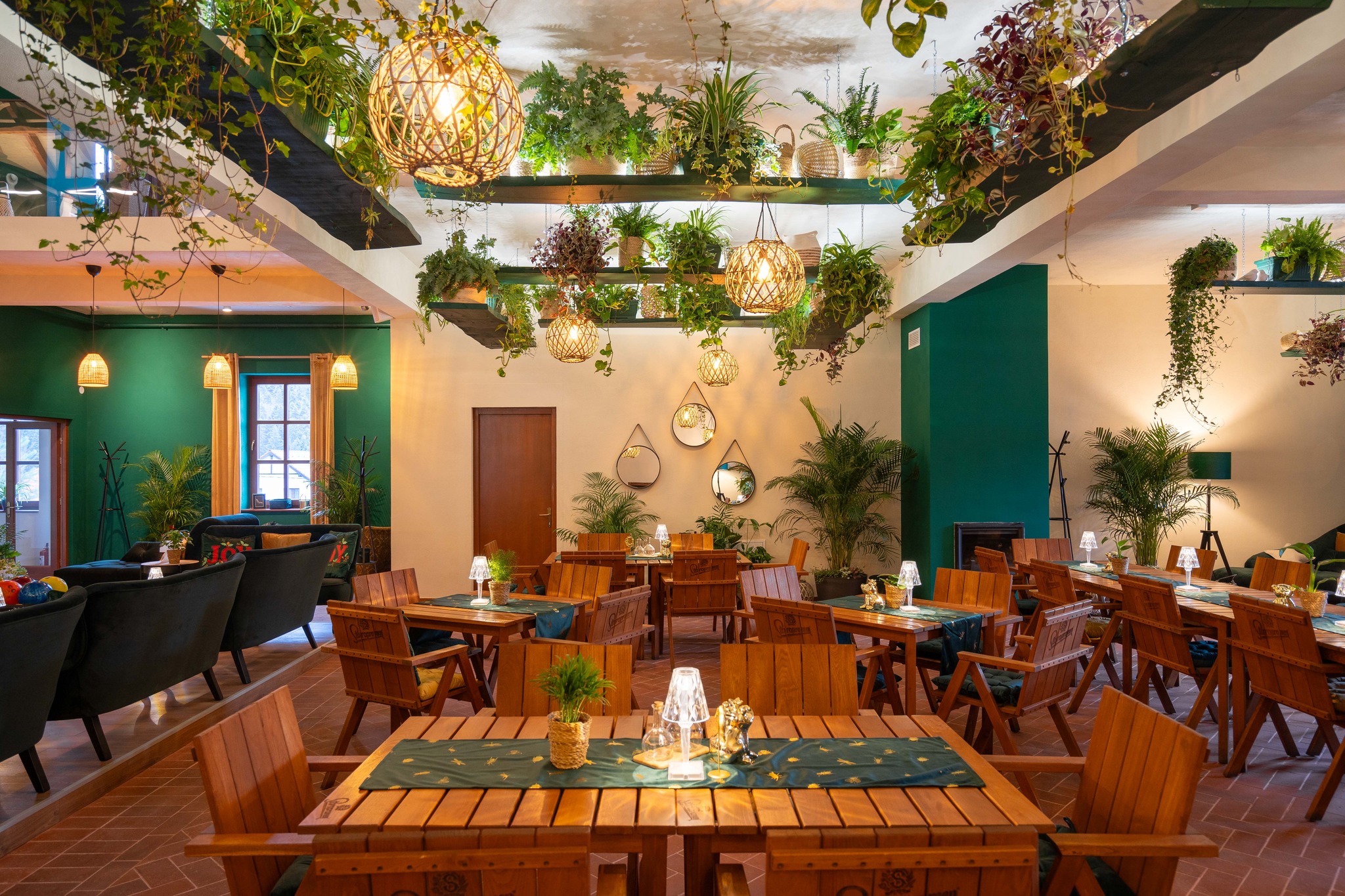 Péntek este, szombat délután vagy vasárnapi lazítás — mindegy, mikor jössz, a hangulat ugyanaz:
felszabadult, barátságos és játékos.
Ha szeretnél kiszakadni a megszokott programokból, nálunk garantáltan nem fogsz unatkozni.
👉 Te inkább péntek esti vagy vasárnapi kikapcsolódós típus vagy?
.
.
#HétvégiProgram #BowlingSzombat #ForestLodgeVibes
#TusnádfürdőProgram #HétvégiKikapcs
#MitCsináljunkHétvégén