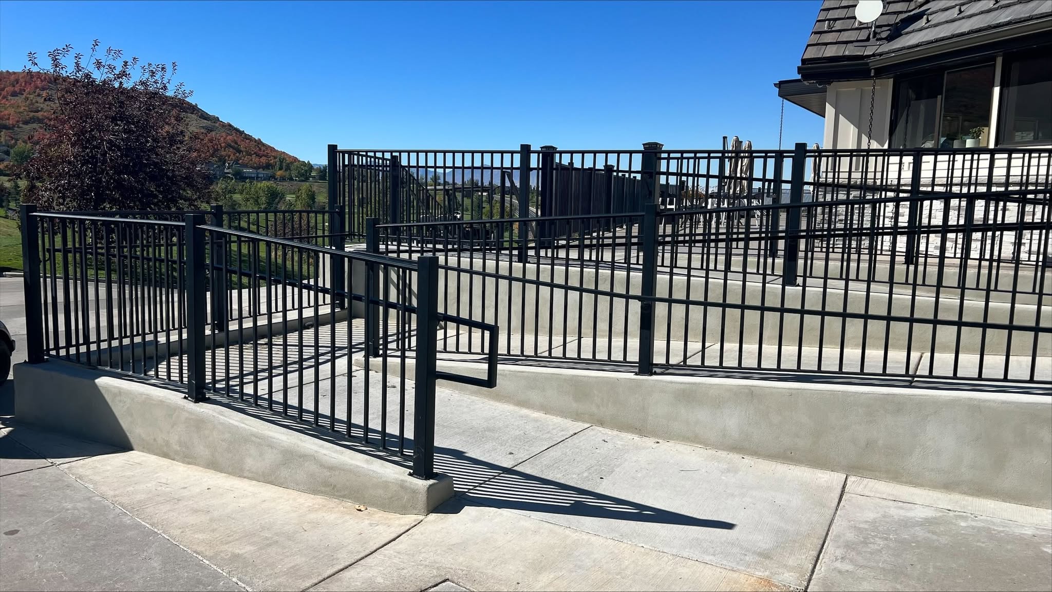 Hand on the railing, eyes on the course, taking it all in. ⛳
#railing #deckrailing #handrail #metaldesign #fabrication #architecture #utahdesigner #commercial #OutdoorRenovation #eagleridgegolfcourse