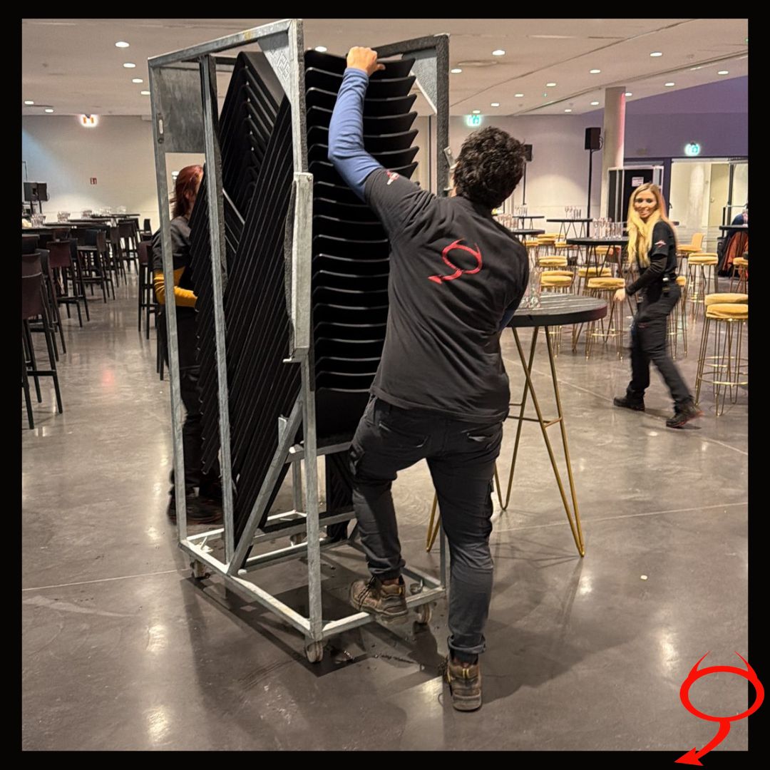 Tijdens de uitreiking van de Gouden Schoen pakten de voetbalhelden hun moment!
Backstage greep niemand mis: onze Hels Duivels tackelden elke uitdaging van opbouw tot afbouw.
Het podium stond strak, en de sterren van het veld kregen hun verdiende spotlight.
#hels #eventlogistics #eventsupport