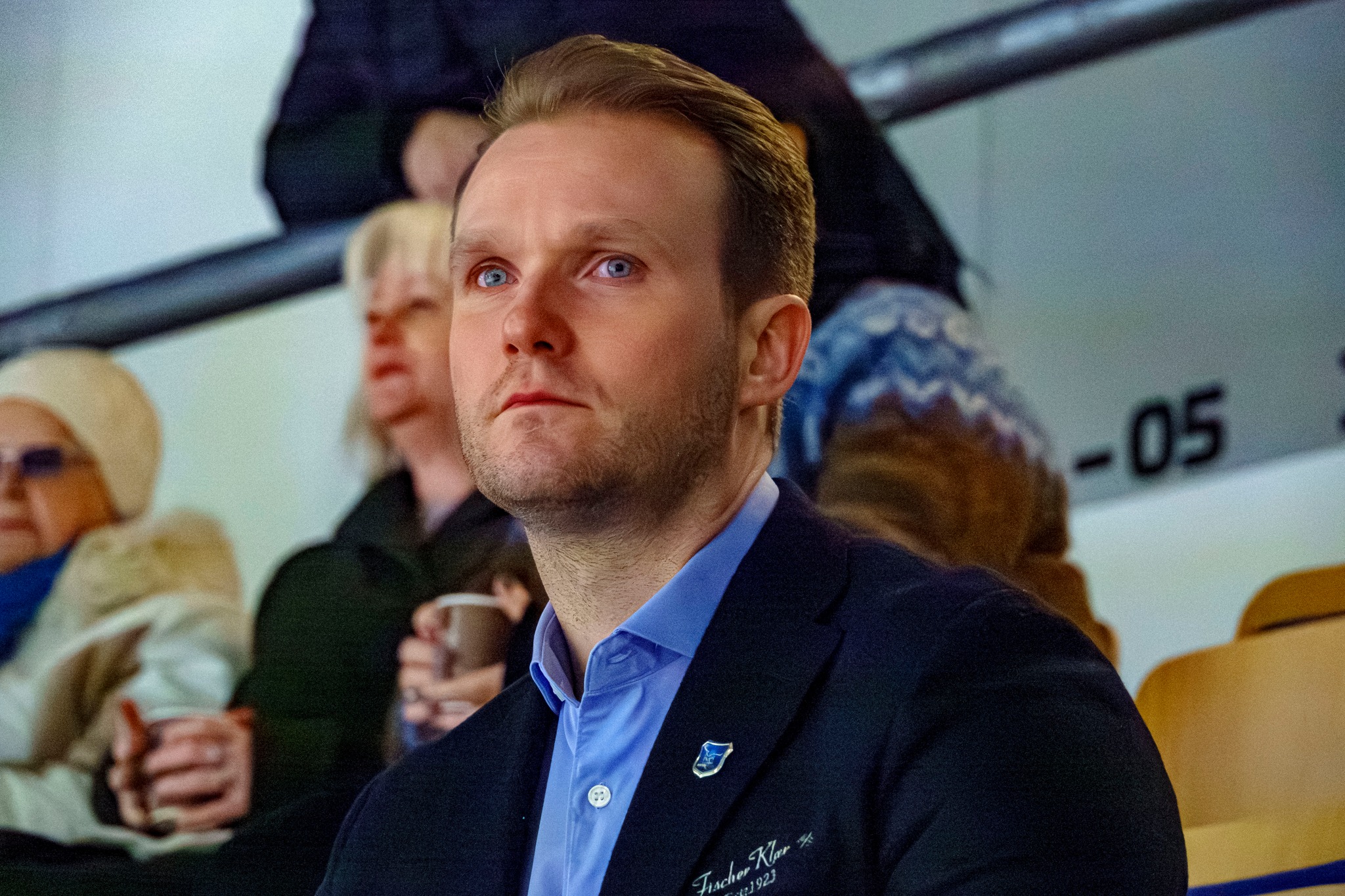 Arkitekten i skyggen: Slik bygget Martin Persson @ehl.no-suksessen på små midler og stort hjerte i @arcticeagles 🏒
Persson sjonglerer en 100 prosent sivil jobb og familieliv ved siden av hockeyen, men i et stort og ærlig intervju med oss forteller han om drømmen om å en dag kunne gjøre sportssjef-rollen til en heltidsjobb. 🔥
Vi har tatt en lang prat med sportssjefen om:
▪️ Å drive topphockey og treffe med signeringer på et stramt budsjett 📉
▪️ Suksessen med trenerduoen Fredrik Glader og Kalvis Ozols 🧠
▪️ Hvor mye dugnadsånden og supporterklubben Ørneskriket betyr for spillerne 🦅
▪️ Den ultimate David mot Goliat-testen som nå venter mot Stavanger Oilers i kvartfinalen ⚔️
Les portrettet på hockey4you.no eller via link på BIO
#narvikhockey #ehl #norskishockey #2hockey #hockey4you #norskhockey