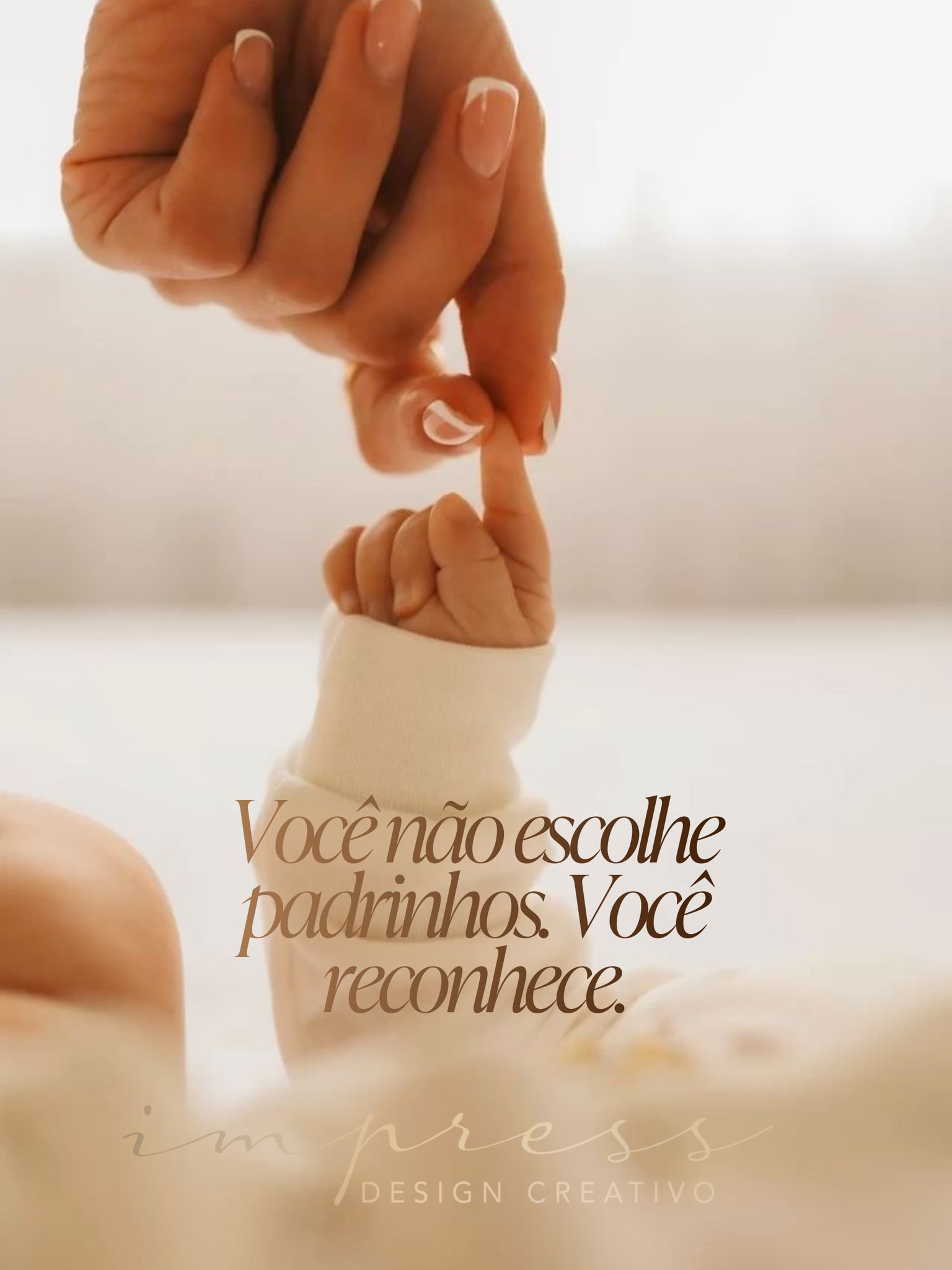 Tem gente que a gente sabe desde o início.
Ainda no começo da gravidez, já tinha um rosto. Um nome. Uma certeza quietinha que não precisava de lista de critérios nem de conversa longa. Só de olhar pra pessoa e pensar: "é ela."
Aí chegou a hora do convite e muita gente manda mensagem no WhatsApp. Resolve. Mas um momento desses carrega um peso que texto nenhum no celular dá conta de segurar.
Aqui eu faço o convite de padrinhos do jeitinho que o momento pede: nome deles, frase pensada pra eles, embalagem que já diz o que você sente antes de abrir.
Você me conta quem é a pessoa e o que você quer dizer. O resto deixa comigo.
Marca aqui nos comentários quem você já sabe que vai dizer sim. 💛