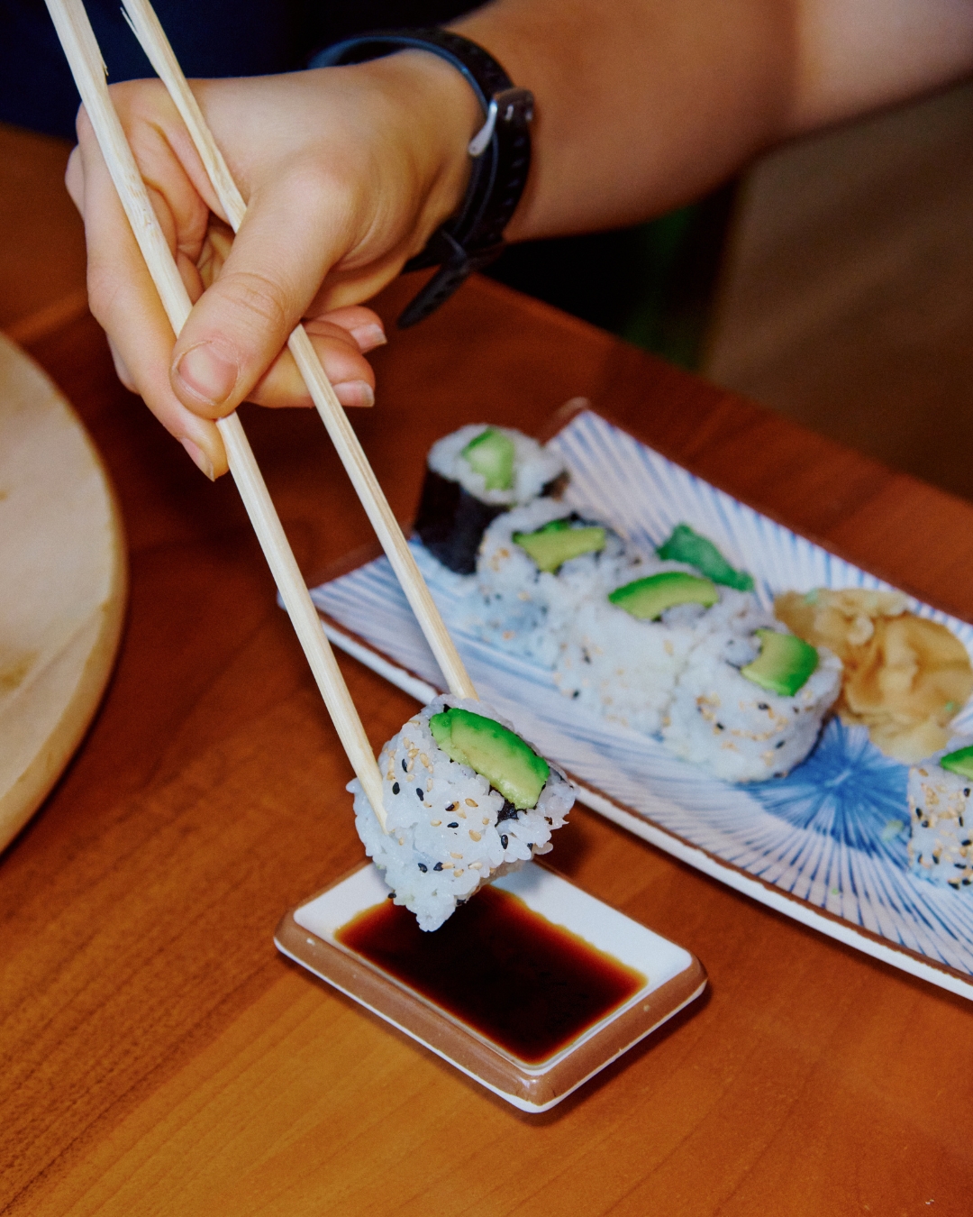 Dip. Bite. Glück. 🥢🍣 Was ist euer Lieblings-Dip: Sojasauce pur, mit Wasabi oder beides? 👇
#sushi #sauce #asianfood #wien #noodleking