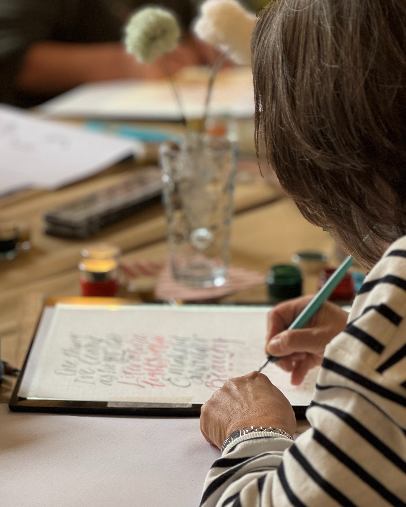 Full-Day Taster Workshops (now a little further afield)
Many of you have asked if our full-day taster workshops would ever come closer to you, so this year, they are.
Alongside our usual dates in Hove, Petersfield and Chichester, we now have upcoming days in Cirencester, Manchester and Marlborough.
These relaxed, beginner-friendly days start right from the beginning and gently guide you through tools, strokes and your first finished pieces. During the day you’ll explore both pointed nib and brush pen, working with a range of pen types and colours to discover which you enjoy most and the different effects each can create.
After lunch you’ll begin brush pen calligraphy, experimenting with different pens and colours to create vibrant lettering while developing your own style. Our tutors will share plenty of tips and be on hand to help whenever you need it.
Our Marlborough workshop is a little different, it’s a full day devoted to pointed nib calligraphy, with the afternoon exploring how to introduce bounce and movement into your lettering.
#calligraphyworkshop #calligraphywork #calligraphyworkshops