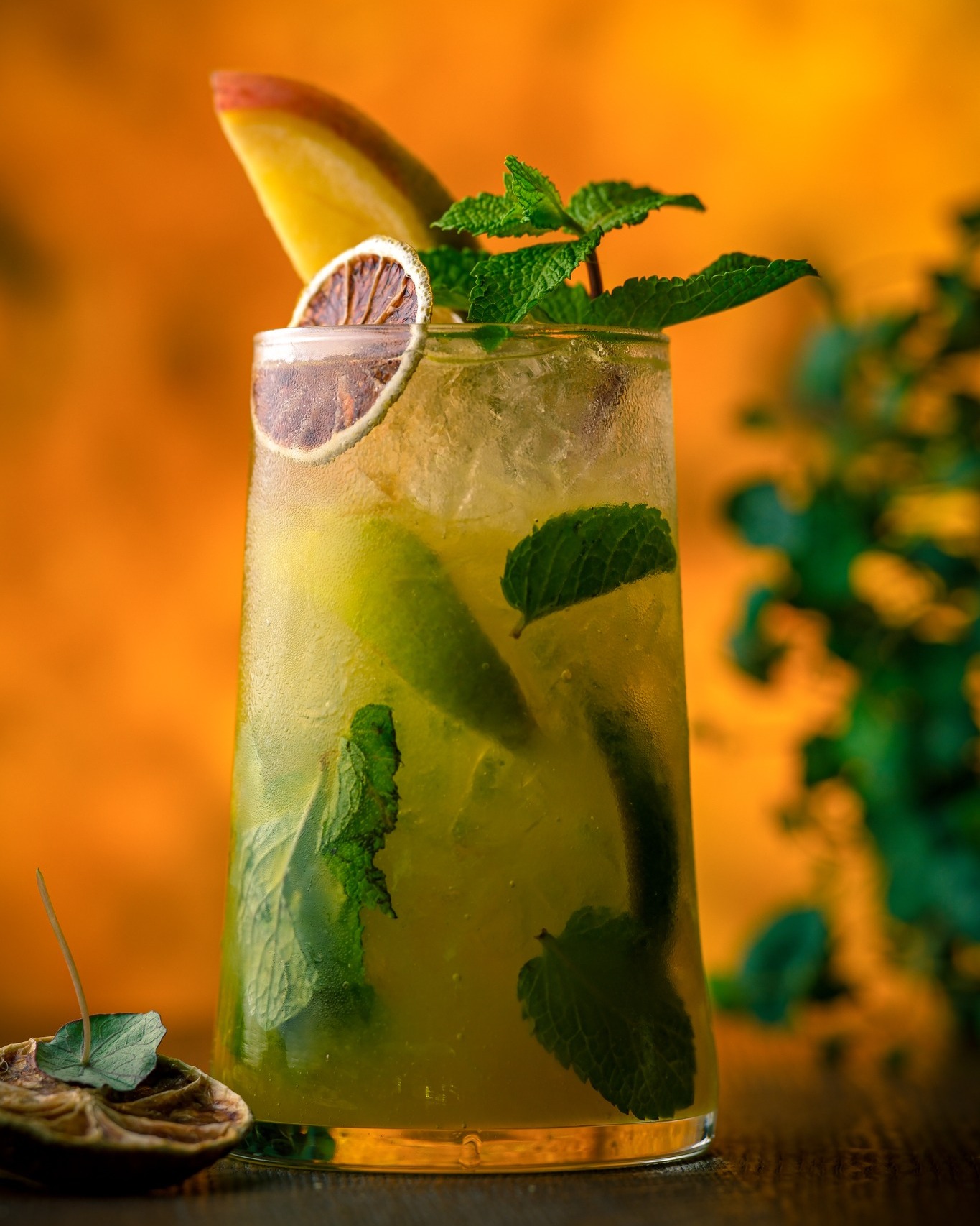 Мохито Манго!
Сочно манго, прясна мента, лайм и лед, които се сливат в перфектния баланс между сладко и освежаващо. Първата глътка е слънце, втората – настроение, третата… вече планира следващото.
Това е ваканция в чаша.