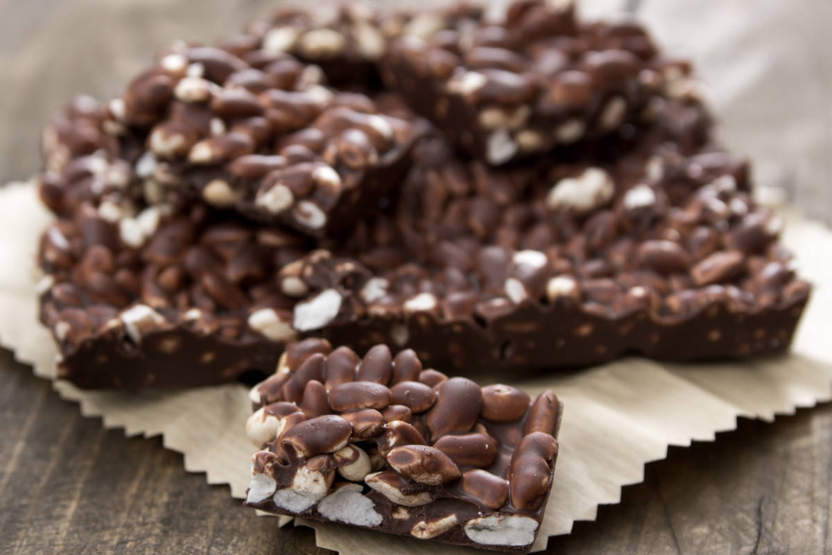 🍫COME PREPARARAE DELLE BARRETTE SNACK SANE IN CASA
Volete preparare uno uno snack sfizioso, dietetico e senza grassi aggiunti?
Le barrette di riso soffiato e cioccolato sono l’ideale per una merenda golosa e non troppo calorica. Le barrette di riso soffiato sono molto semplici da realizzare. Si preparano in pochissimi minuti per poi lasciate in frigo tutta la notte, pronte per essere gustate da mattina dopo. Si sceglie un buon cioccolato fondente al 75% e volendo, per renderle più amabili, si aggiunge un cucchiaino di miele.
Per 5 barrette:
✅100 gr di riso soffiato naturale
✅60 gr. cioccolato fondente 75%
✅scaglie di mandorle
✅1 cucchiaino di miele
Fate sciogliere il cioccolato fondente a bagnomaria o al microonde, aggiungi il miele e mescola. Versa il cioccolato nel riso soffiato e mescola il tutto.
Stendi il composto alto 1 - 1,5 cm in una teglia con carta da forno, livella, compatta e metti sopra la granella di mandorle. Riponi in frigo almeno 2 ore e quando il composto sarà raffreddato puoi procedere a tagliarlo. Si conservano avvolte nell'alluminio o in un barattolo di vetro! 😉Altro che barrette industriali 😍
#nutrizione #nutrizionista #nutrizionefunzionale #snacksano #fitsnacks #barretta #diet#cioccolatofondente #nutrizionesana #fitnessmotivation #risosoffiato #ciocco