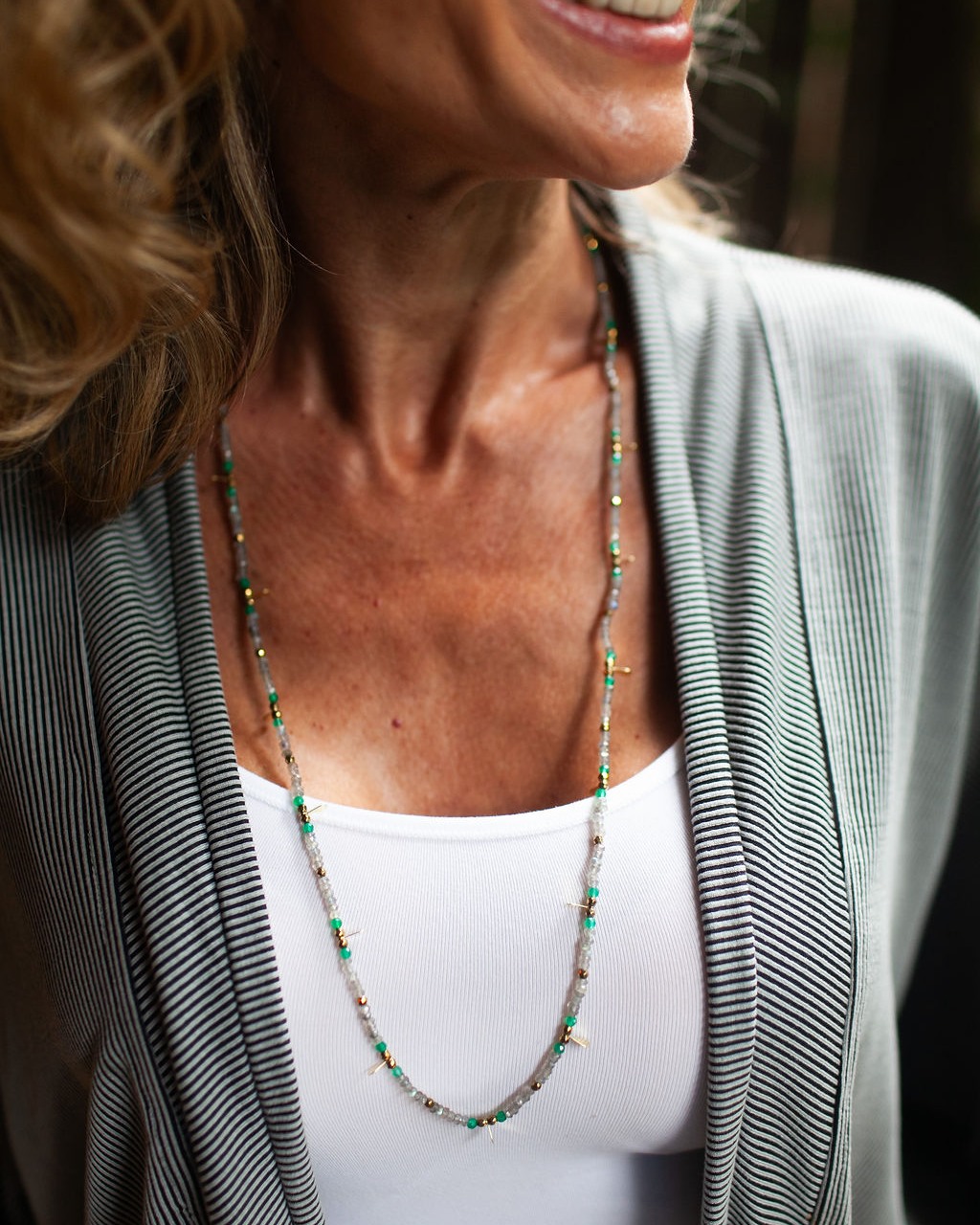 Peças que não precisam exagerar para marcar presença.
O Colar Grécia combina a sofisticação discreta da labradorita com pontos de ágata verde e detalhes em pirita que iluminam o visual com elegância. Leve, refinado e versátil, funciona tão bem com alfaiataria quanto com uma produção mais despretensiosa.
#ColarGrecia #Labradorita #AgataVerde #JoiasContemporaneas #AltaJoalheria #LuxoDiscreto #EstiloSofisticado #EleganciaNatural #JewelryDesign