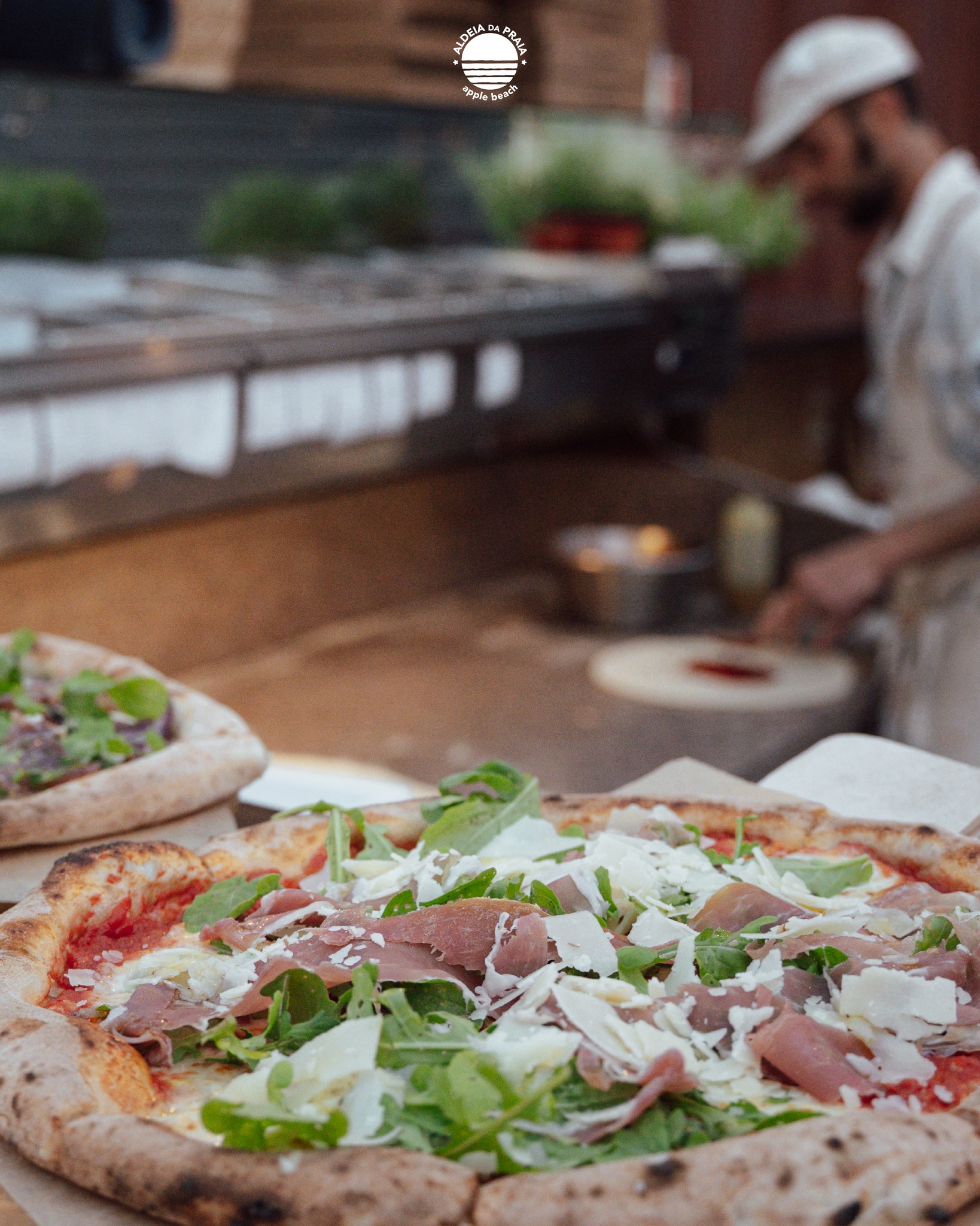 🇬🇧 @ama.pizzeria has the oven on.
You bring the appetite. And friends.
🇵🇹 @ama.pizzeria já está a aquecer o forno.
Tu traz o apetite. E amigos.
#AldeiaDaPraia #PizzaMood #AmaPizzeria