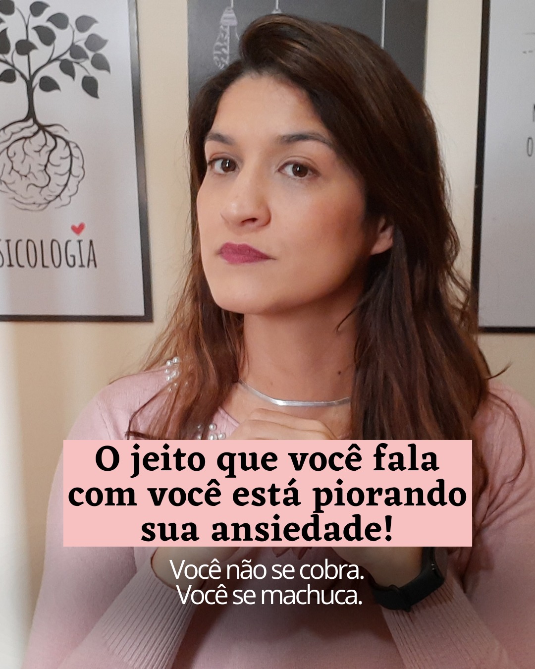 Você faz. Se esforça. Entrega. Resolve.
E mesmo assim, no final do dia, pensa:
“Eu podia ter feito melhor.”
“Não foi tão bom assim.”
“Eu devia ter dado conta de mais.”
Isso não é maturidade. É autocrítica excessiva.
Existe uma diferença enorme entre assumir responsabilidade e se atacar.
Quando a sua voz interna é dura o tempo todo, o cérebro interpreta como ameaça e ativa sistema de alerta, aumenta tensão e eleva ansiedade.
É como se você estivesse vivendo com um crítico interno 24 horas por dia.
E ninguém funciona bem sendo atacado o tempo inteiro.
Maturidade emocional não é se punir por errar.
É conseguir corrigir sem destruir a própria identidade.
Muitas pessoas que atendo não sofrem só com a ansiedade. Sofrem com a forma como falam consigo mesmas. E tem como mudar isso!
Se hoje sua maior inimiga tem sido sua própria voz interna e você quer aprender a construir um diálogo mais saudável com acompanhamento profissional, escreva TERAPIA aqui e eu te explico como funciona.
E me conta com sinceridade: Quando foi a última vez que você reconheceu algo que fez bem… sem se diminuir?