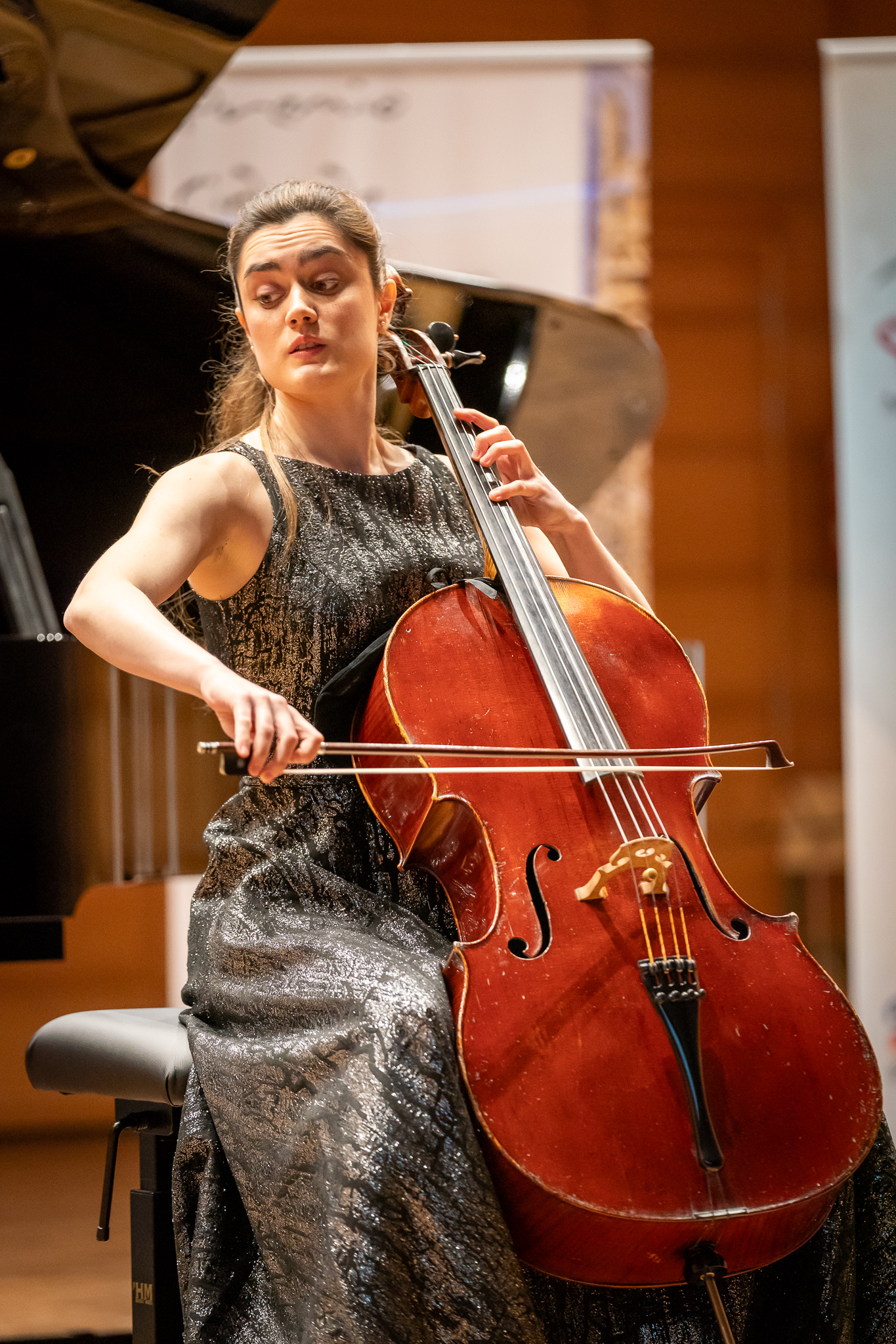 ¡Momento de gala para la familia Soncello! 🎶✨
Estamos inmensamente orgullosos de anunciar el próximo concierto de Eva Arderíus, flamante ganadora de la categoría solista en nuestro VI Concurso Soncello.
La joven violonchelista se subirá al escenario junto a la Orquesta Sinfónica de Galicia, para interpretar las Variaciones sobre un tema Rococó de Tchaikovsky, en una cita que promete ser inolvidable. ¡No faltéis para apoyar el talento y la pasión que la han llevado hasta aquí!
🗓 ¿Cuándo? Jueves, 5 de marzo
🕗 ¿Hora? 20:00 h
📍 ¿Dónde? Palacio de la Ópera (A Coruña)
¡Felicidades, Eva! Estamos deseando volver a escucharte. 🎻👏
@culturadadeputaciondacoruna @eldne @osggalicia @soncello.galicia
https://www.sinfonicadegalicia.com/concierto/4062/concierto-extraordinario-andrew-litton/