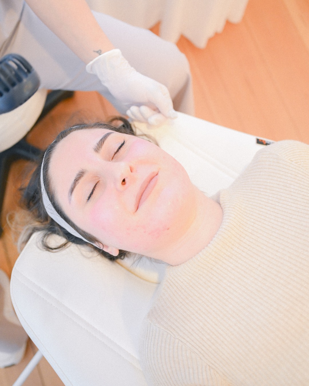 Seasonal changes can leave skin feeling dry and congested. DiamondGlow works through exfoliation, extraction, and targeted infusion to instantly refresh and hydrate skin.
With no downtime, it’s an ideal treatment to reset skin after winter and maintain results heading into spring! 💫🌷