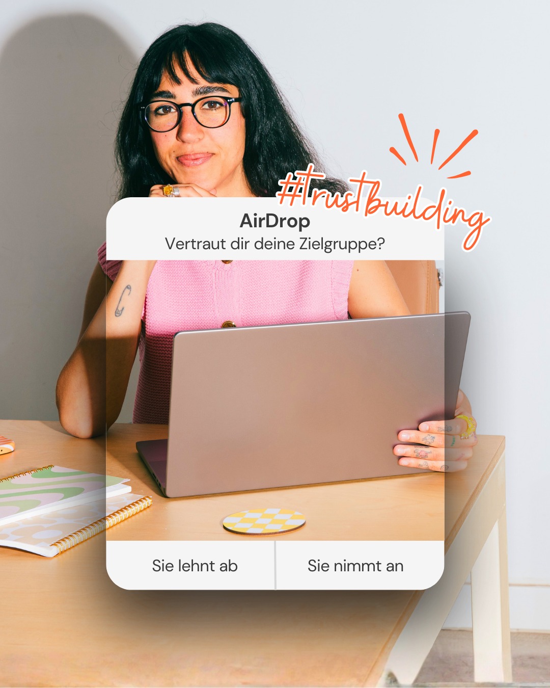 Vertrauen ist die neue Währung. 🤝🏼
Vor allem online.
Denn Menschen haben gelernt, genauer hinzuschauen.
Sie vergleichen. Hinterfragen. Scrollen weiter.
Vertrauen entsteht deshalb nicht durch Lautstärke.
Nicht durch größere Zahlen.
Und auch nicht durch den nächsten „Wow“-Launch.
Sondern durch Konsistenz.
👉🏼 Wenn deine Worte zu deinen Angeboten passen.
👉🏼 Wenn deine Marke hält, was sie verspricht.
👉🏼 Wenn Menschen spüren: Hier geht es nicht nur ums Verkaufen.
Am Ende entscheidet nicht ein einzelner Post.
Es ist die Summe vieler kleiner Momente, in denen deine Marke Haltung zeigt.
Und genau daraus entsteht Vertrauen.
Wenn du merkst, dass deine Botschaften noch nicht klar genug transportieren, wofür deine Marke wirklich steht, schauen wir gern gemeinsam drauf. 💡
Schreib uns. 👋🏼😊
#vertrauen #markenaufbau #positionierung #brandstrategy #gagstudio