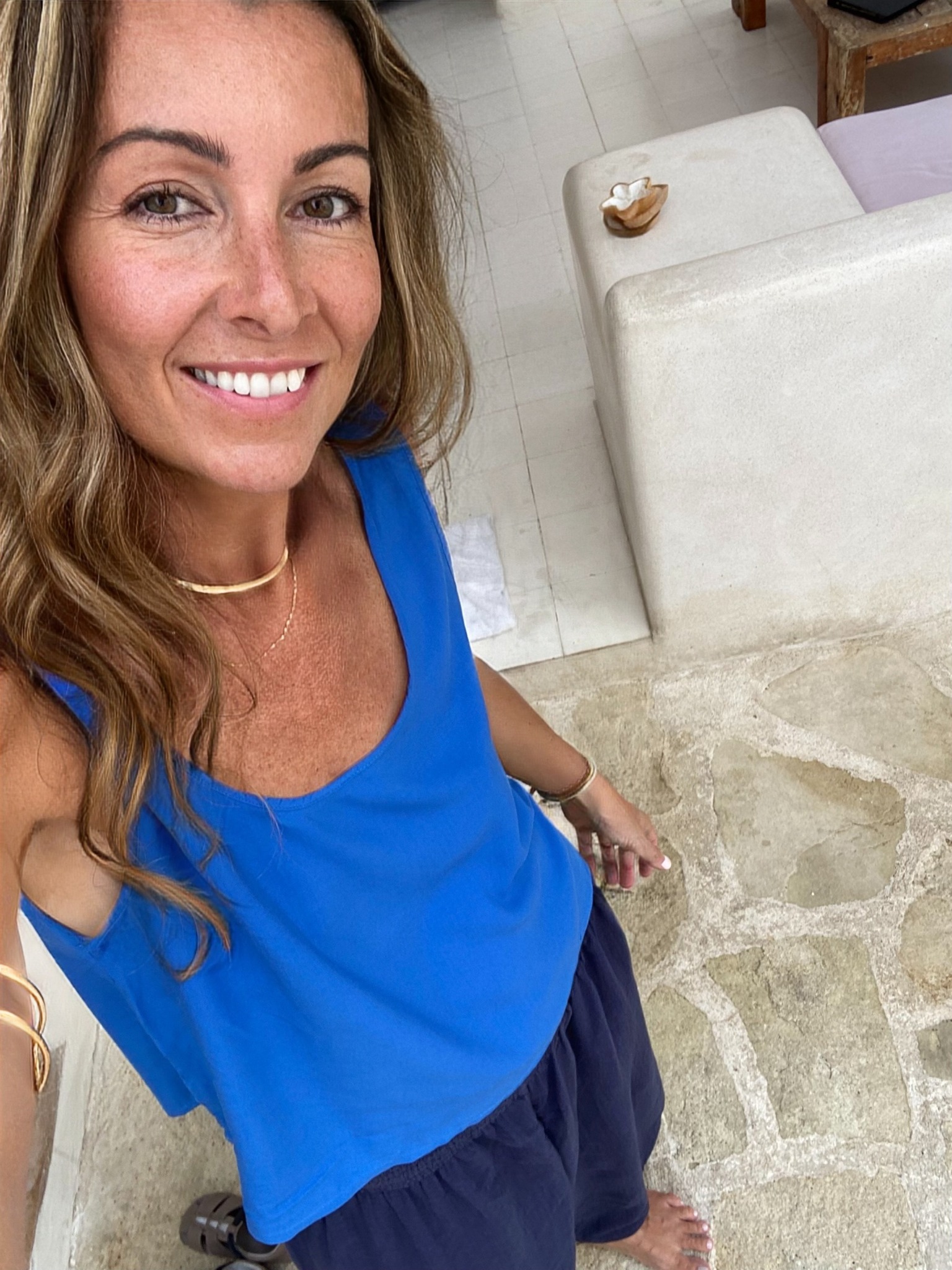 Ahoj, dobré ráno všem! 🙂
Po zimní odmlce se hlásím z Bali, kde pro Vás připravujeme novou kolekci. ✨ Jde to sice pomalu, ale když si člověk vybere (osud mu přidělí) za spolupracovníky Balijce, tak jinak to asi ani být nemůže! 😅
Jsme tu třetí týden, z toho nám většina času propršela - ale když říkám propršela, tak nemyslím žádný příjemný letní deštík. 🌪️⛈️ No a teď začínám řešit, jak se dostat domů (máme let s Etihad Airways)... 🤦♀️
Dcerka je v první třídě, takže kromě mé práce nám přibylo ještě každodenní učení - nebudu lhát, 24 hodin nějak přestává na vše stačit. A tady - kousek od rovníku - je den ještě kratší! 🫠
Dnes ale svítí slunce, takže věřím, že všechno zase nějak dobře dopadne a těšíme se na jaro v Česku! 🌸
Mějte krásné dny a děkujeme moc za Vaši přízeň! 🙏
L.