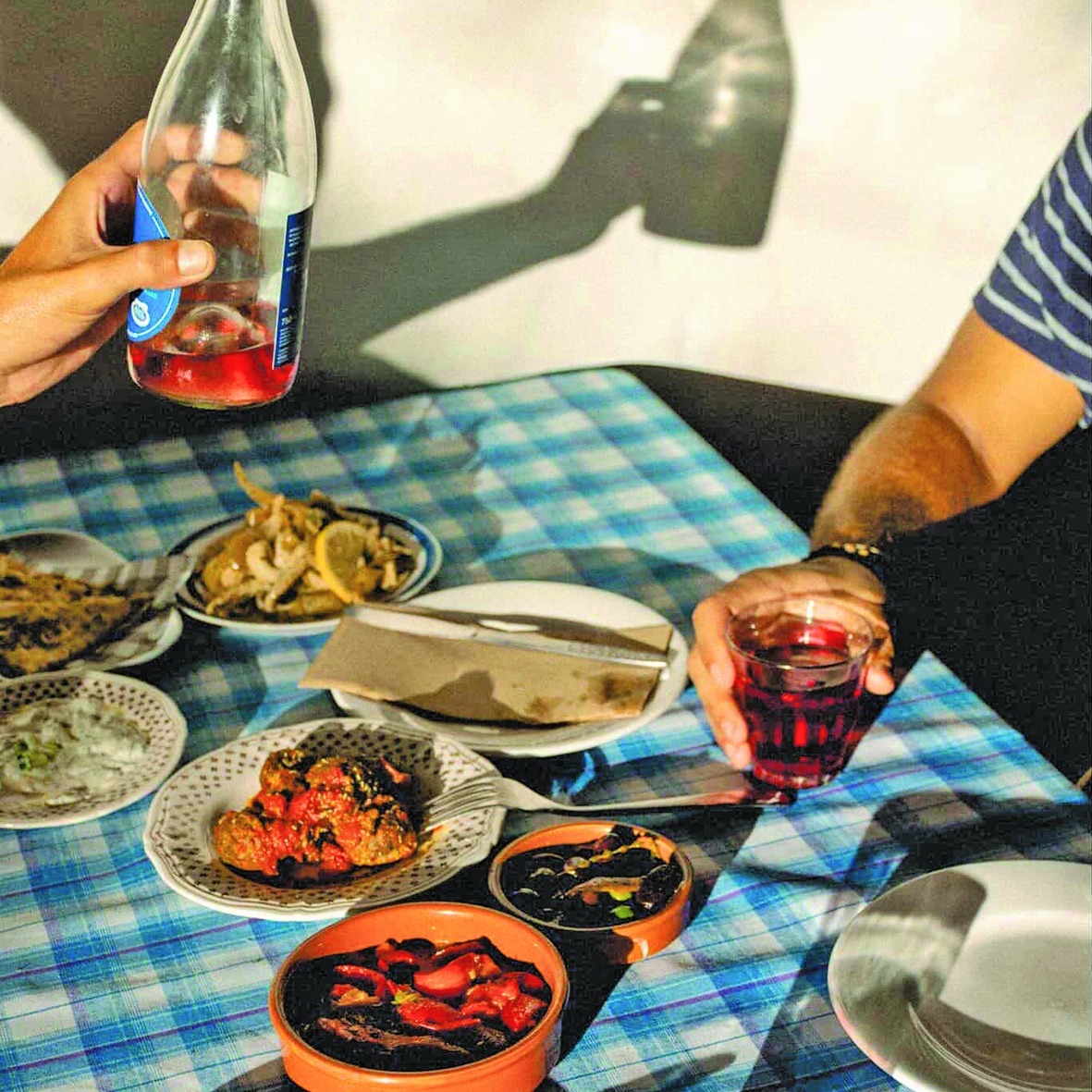 Get ready to shout “OPA!” Greek flavour is having a moment on the Gold Coast and Northern Rivers in our latest story. From beachside tavernas to mountain kitchens, we’re celebrating the Mediterranean classics — slow‑feasted lamb, fresh tzatziki and mezze made for sharing. Whether it’s a long lunch with friends or a festive dinner that feels like sunshine on a plate, this edit brings the best Greek dining right to your feed. Read the full story via the link in bio and taste the Aegean spirit right here at home.
Featuring @kouzinabyronbay @mannyswineandfish @manasouvlaki @tavernakingscliff @xeniagrill @meltemi.broadsbeach @georgesparagon
#OpaLetsGoGreek #GreekFood #MediterraneanEats #GoldCoastDining #ByronBayEats #NorthernRiversNSW #TavernaVibes #GreekFlavours #SupportLocal #LocaleMagazine