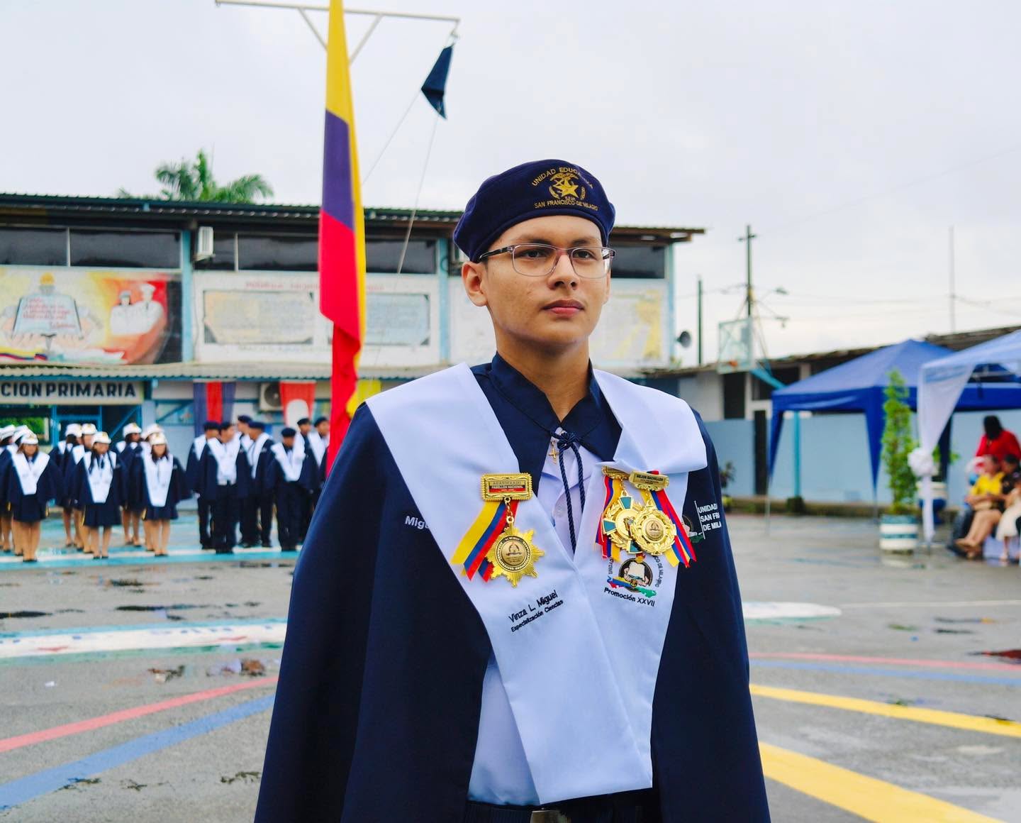 🎓⚓ Reconociendo la excelencia de la Vigésima Séptima Promoción 💙✨
Durante el Programa de Incorporación de la Vigésima Séptima Promoción de Bachilleres, se realizó la premiación a los cadetes que, con esfuerzo, disciplina y compromiso, destacaron a lo largo de su formación académica. 🌟📚
🏅 Mejor Bachiller de la Vigésima Séptima Promoción:
Cadete Miguel Vinza Lascano
📘 Mejores Bachilleres por especialización:
🔹 Ciencias: Cadete Miguel Vinza Lascano
💻 Área Técnica TICs – Informática: Brigadier Teniente Ken Esparza Caicedo
📊 Área Contabilidad: Brigadier Mayor Britney Ordoñez Vasquez
⭐ Mención al Mejor Espíritu Naval:
Brigadier Capitán Saharai Dominguez Freire
🤝 Mejor Compañero:
Brigadier Capitán Celine Leon Vasquez
También se realizó un reconocimiento especial a los representantes de los cadetes que iniciaron su formación en nuestra institución desde Primer Año de Educación Básica, agradeciendo su confianza y compromiso con la formación de nuestra Naval San Francisco de Milagro.
👏 Sra. Nelli Naula, Lic. Lupe Caleño, MSc. Segundo León Plúas, Sra. Astromelia Sellán y Sra. Mariana Lascano.
💙 Felicitamos a nuestros cadetes destacados, ejemplo de constancia y excelencia. A sus familias, gracias por acompañar cada paso de este camino.
⚓ El esfuerzo de hoy es el orgullo de mañana.
#Promoción27🎓
#OrgulloNaval⚓
#ExcelenciaNaval💙
#HonorDisciplinaLealtad⭐
#SomosLosMejoresSomosLaNaval🏆