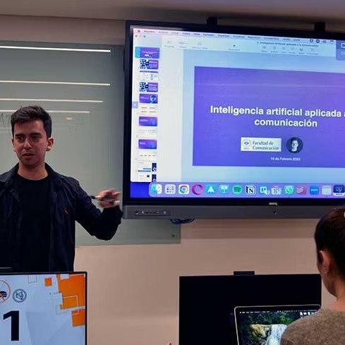 En el taller «IA para la investigación científica» Vinicius Covas propone dejar de usar la IA como simple generador de texto y empezar a integrarla como motor de razonamiento para revisión bibliográfica, análisis de datos y estructuración de artículos científicos.
Se llevará a cabo una sesión práctica en la que se realizarán ejercicios en tiempo real.
📅 21 de mayo de 2026
🕔 17:00 a 19:00 (Horario Madrid)
💻 ZOOM
¿Qué trabajaremos?
• El nuevo mindset del investigador aumentado
• Ingeniería de prompts académica
• Sistematización de papers y análisis de datos
• Estructuración de artículos bajo estándares Q1/Q2
• Ética, sesgo algorítmico y correcta atribución
Al finalizar serás capaz de:
✔ Dialogar estratégicamente con modelos como ChatGPT, Gemini o Claude
✔ Reducir tiempos en revisión y análisis
✔ Detectar patrones en grandes volúmenes de información ✔ Integrar IA sin comprometer rigor ni autoría
Coordina:
Vinicius Covas Alves — Universidad Anáhuac México Norte
https://www.instagram.com/viniciuscovas
https://www.linkedin.com/in/viniciuscovas/
Taller gratuito para congresistas con comunicación aceptada.
⚠ Plazas limitadas
Más información sobre fechas e inscripción: https://www.congresoh.com/event-details/ia-para-la-investigacion-cientifica