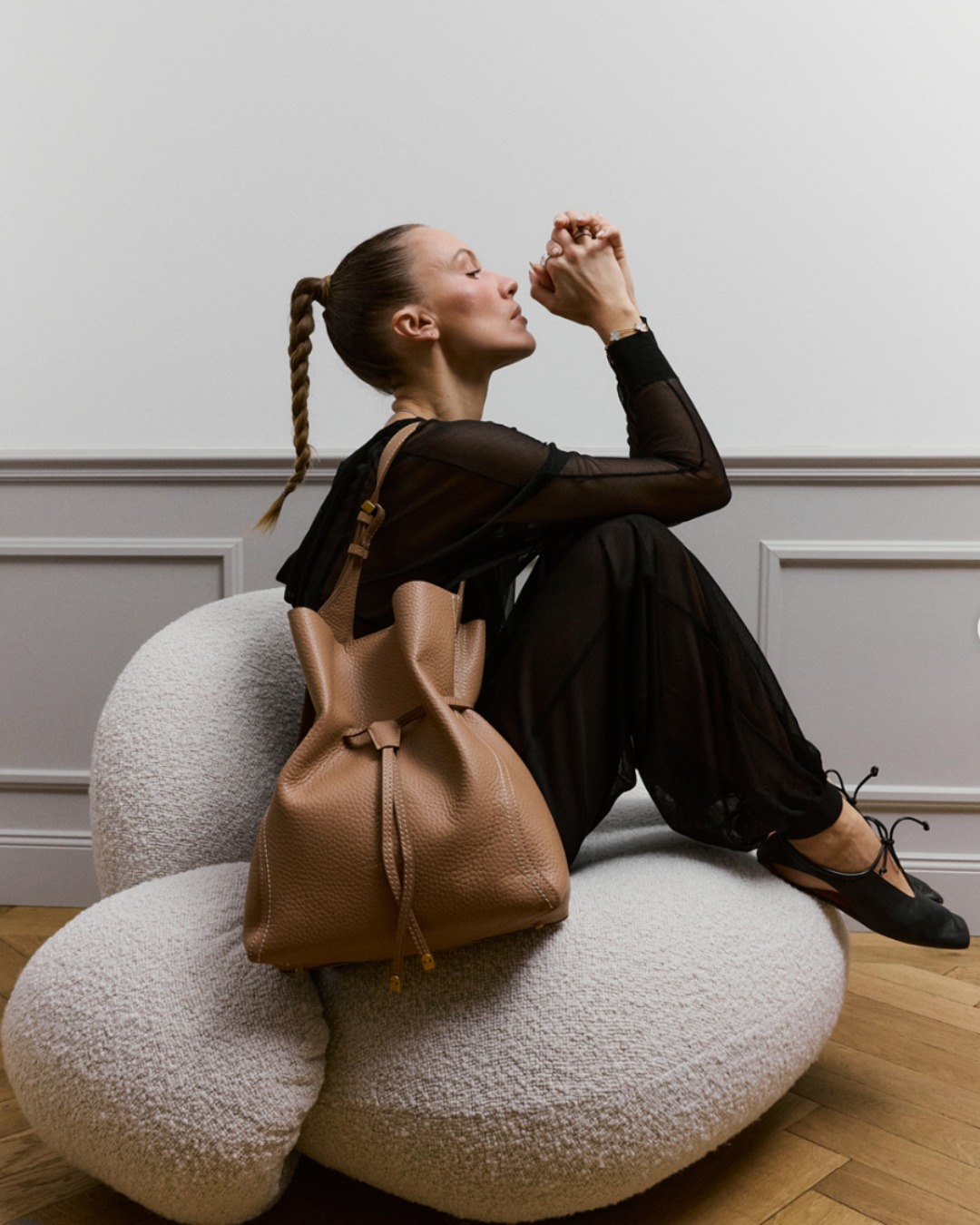 Sienna by Gianni Chiarini.
A sculptural silhouette, defined by its signature drawstring detail. Modern, versatile and effortlessly refined. Designed to adapt to every attitude.
A statement bag for women who shape their own style.
#GC #LooksAgencies #SS26 #SIENNAISTHENEWICON