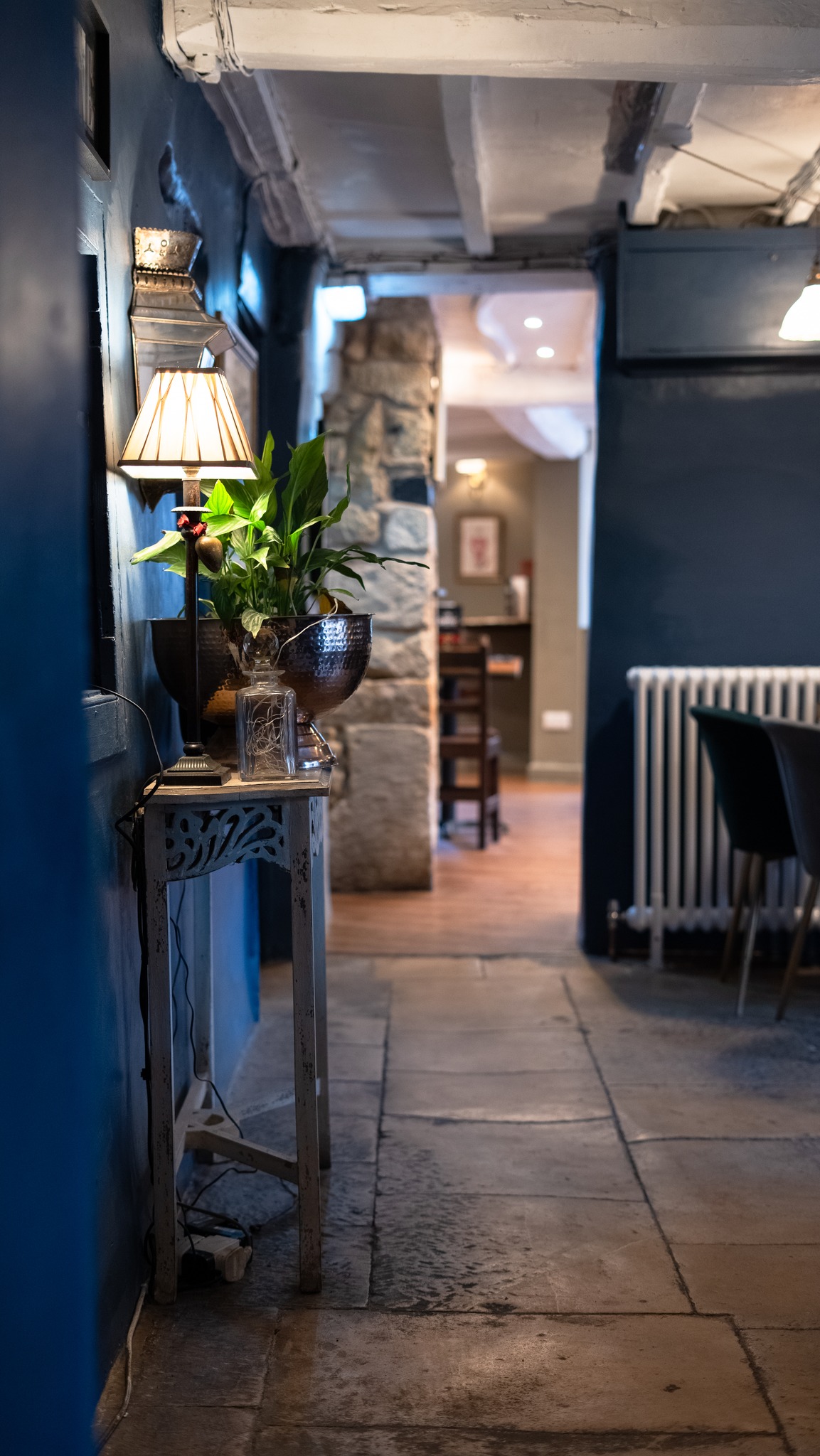 Not your typical burger restaurant 🍔
A room with a bit of history,
and a menu that does things its own way.
Settle in.