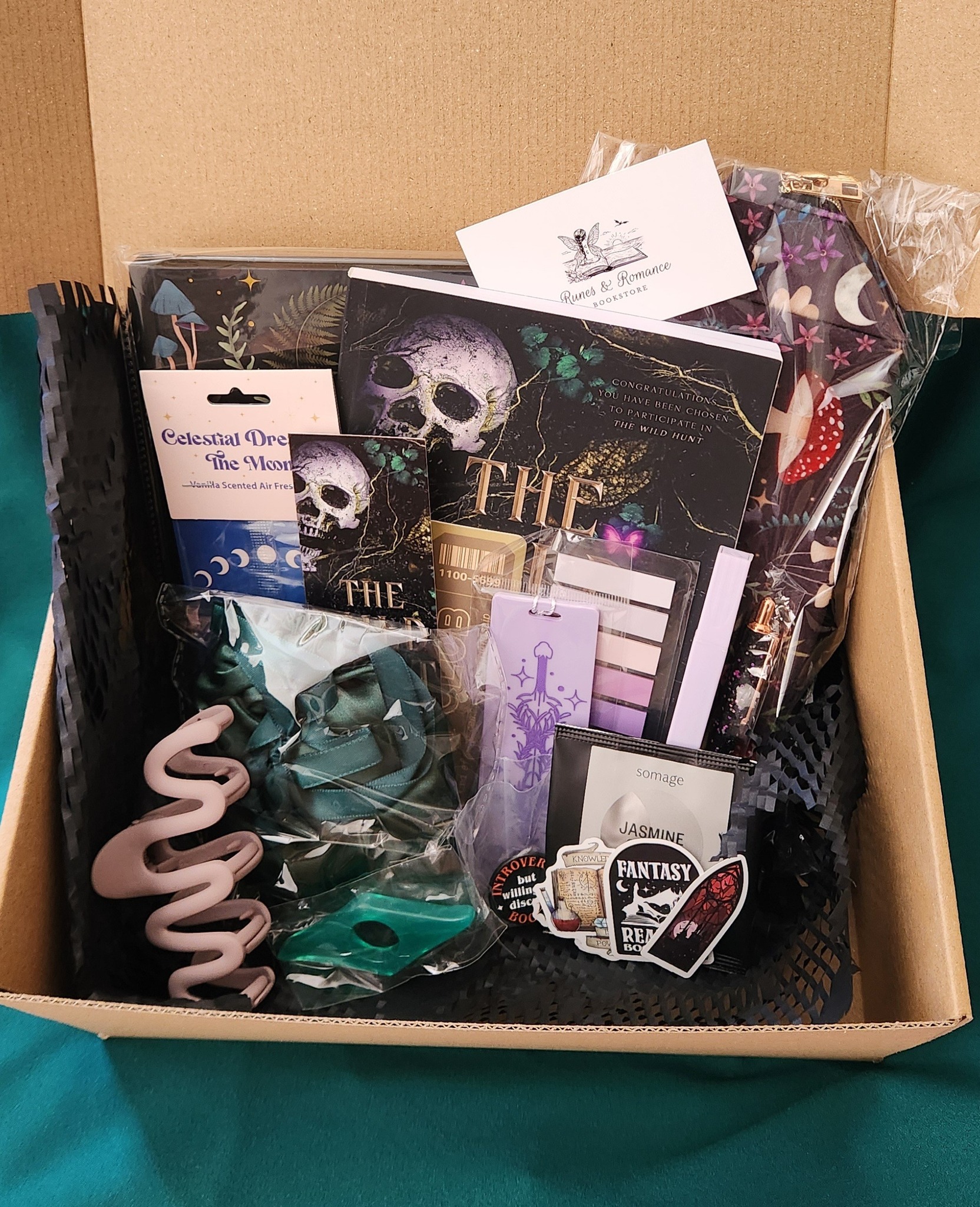 💀🌸🗡Signed copy of The Wild Hunt 🗡🌸💀
Want a night in full of romance and fantasy? Then Samara Dark's Wild Hunt is for you! With book 2 on the horizon, you need to get into this Hunger Games meets ACOTAR story!
Want more than just a read? Order your copy in our Deluxe Book Box!
@samaradarkwrites
https://www.runesandromance.store/product-page/baby-duke-by-samara-dark-signed-copy
#runesandromance #wildhunt #fantasybooks #romantasy #faeromance #hungergames #acotar #bookishlove #booklovers #bookstgram #bookadict #TBRProblems #tbrpile #smallbusinessinperth #supportlocalbusiness #smallbusinessbigdreams #australiasmallbusiness #smallbusinessonline #samaradark #aussieauthor #perthsupportingperth