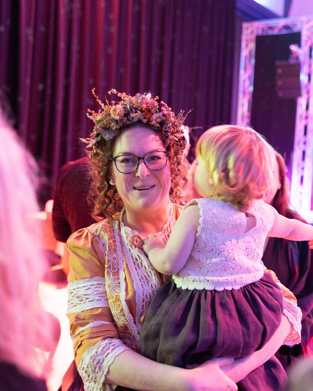 Feeling like a winter queen 👑❄️
I had the joy of creating this bold, dried flower crown in warm tones for my PA’s non traditional January wedding at the newly refurbished @ruthin_market_hall Assembly Room.
The brief? Dried flowers with a touch of Frida Kahlo 🌿✨ She loved it—and now it’s a keepsake she can wear again or display.
Photos by @steve_mc_photo