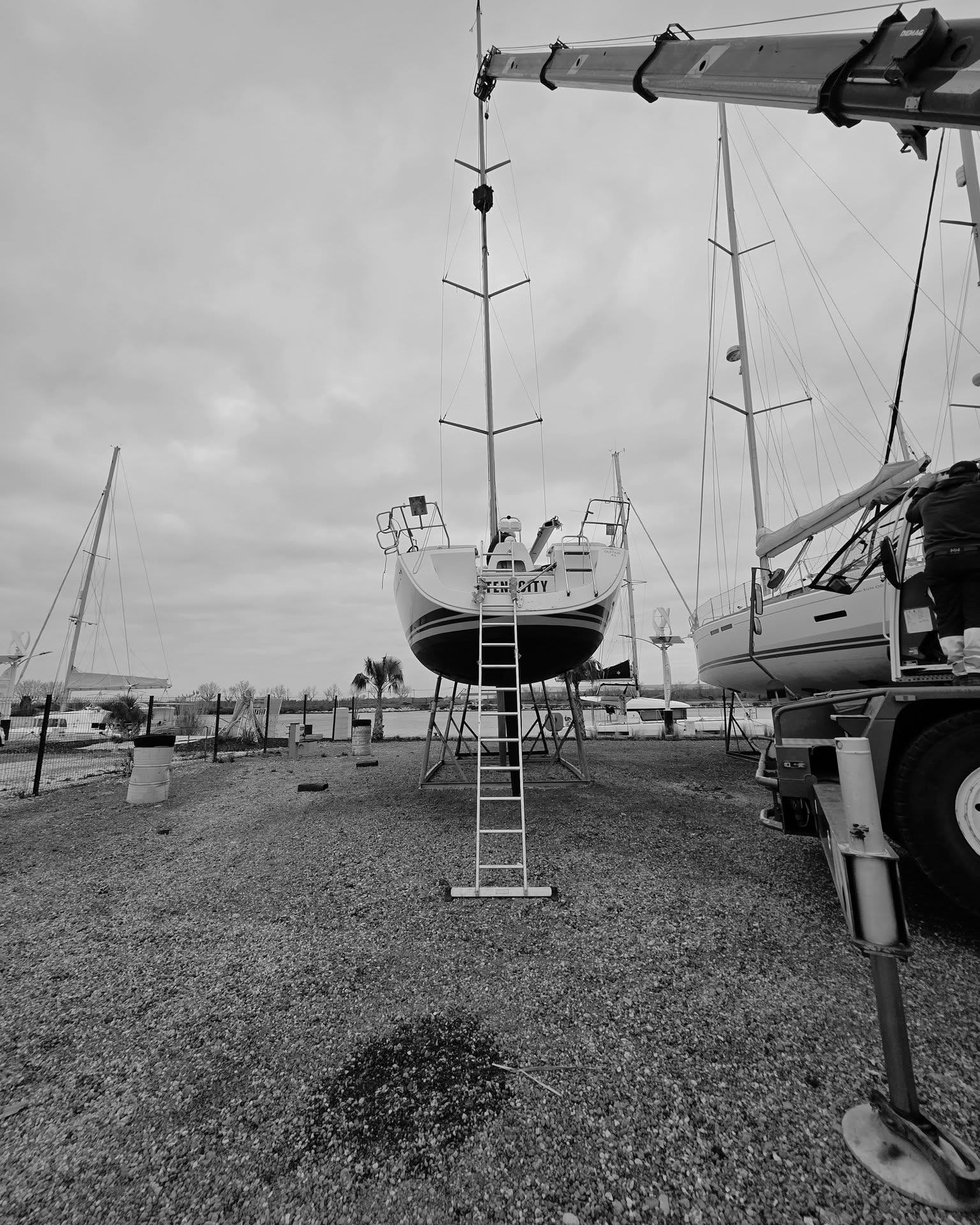 🌧 Démâtage pour préparation au transport
••
••
••
#PortSaintLouisduRhône #Voilier #nautisme #SailingLife #Gréement #Rigginglife #EntretienBateau ✨