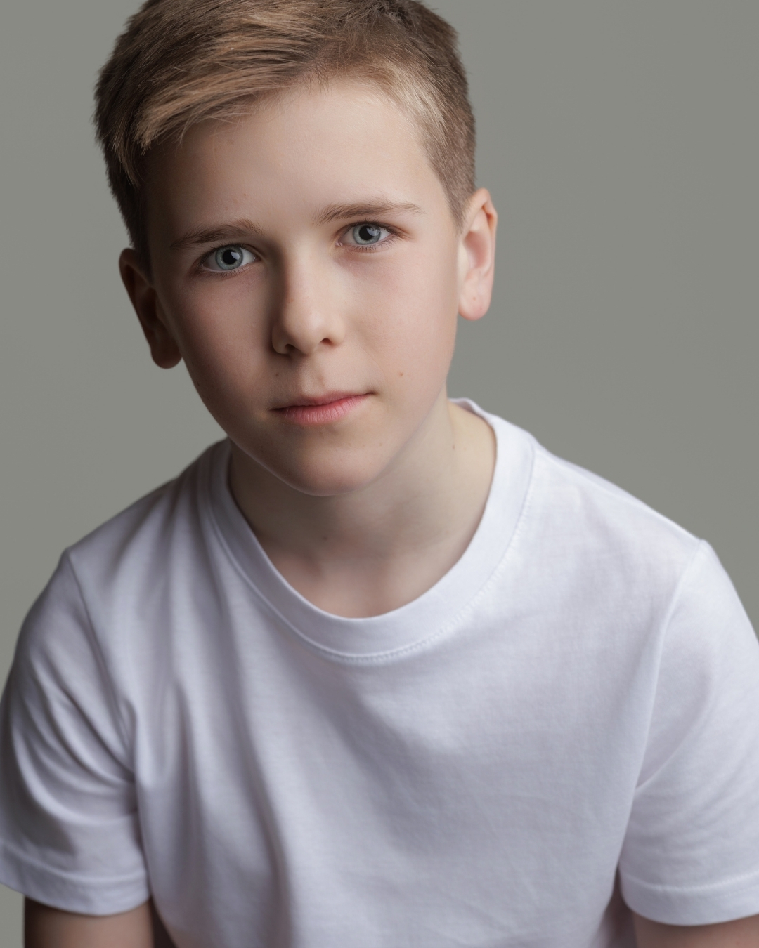 Child actor/model headshot update.
Casting directors are usually looking for one simple thing — a natural, honest photograph that looks like the child when they walk into the room.
Clean light, simple styling, and an expression that feels real. No heavy retouching, no over-posing, just a strong, professional headshot that does its job.
If your child needs updated acting or modelling headshots, feel free to get in touch. 📷