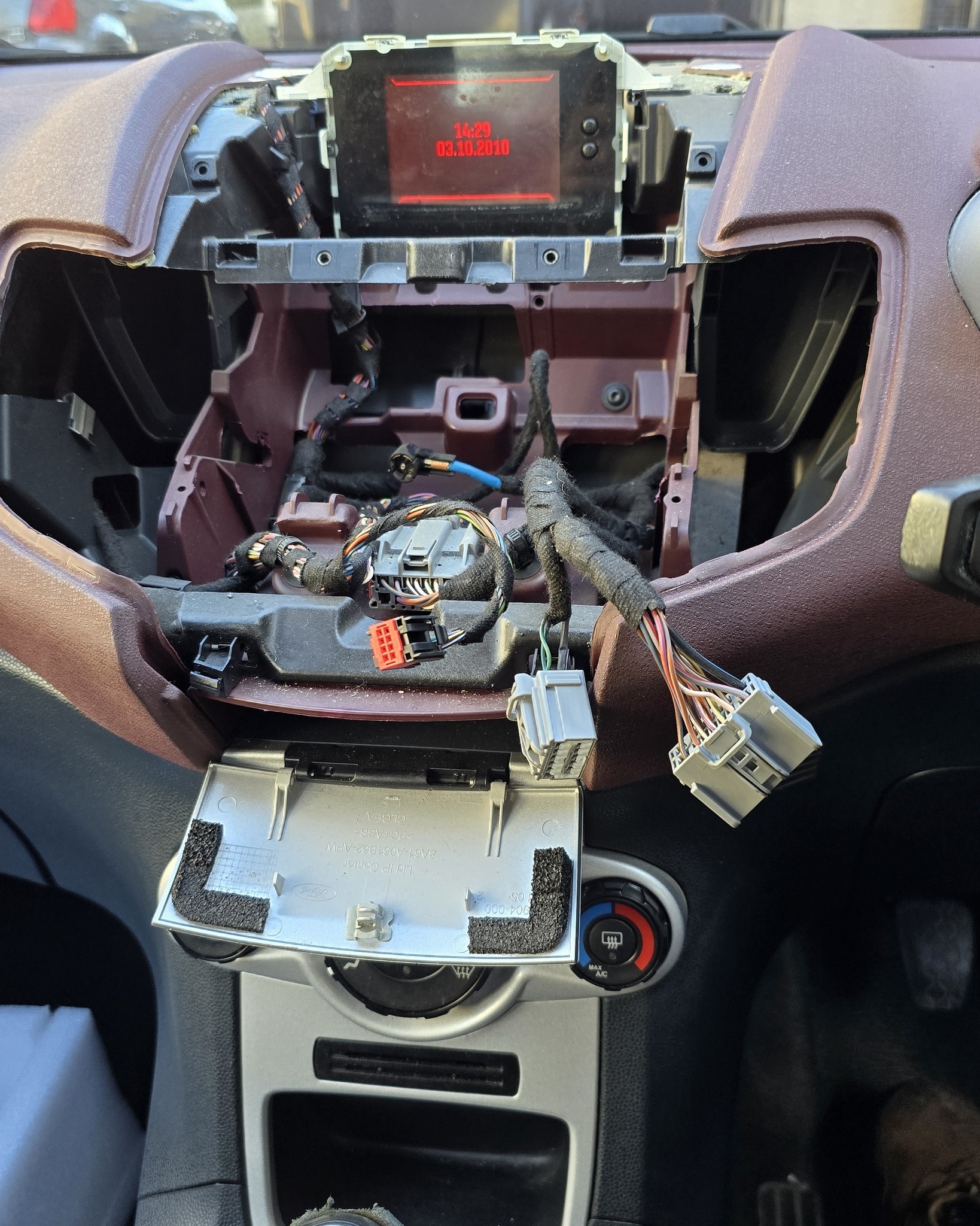 This made a really nice change today... Tesla type android screen fitted to a 2010 Ford Fiesta since his original stereo had given up on him.
Looks even better in person!
#TeslaScreen #AndroidStereo #FordFiesta #StereoUpgrade #MobileMechanic