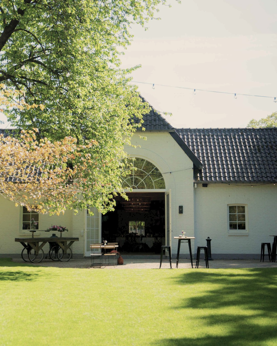 Cachecour is een verborgen parel, omringd door weelderige tuinen en rustgevende natuur.
Een plek waar binnen en buiten in elkaar overvloeien, in elk seizoen.
Met ruimte voor zowel intieme als grotere gezelschappen, een warme, stijlvolle setting en alle comfort tot in de details, krijgt elk moment hier de plaats die het verdient.
Hier wordt jullie dag niet alleen gevierd, maar echt beleefd. 🤍
#trouwfeest #evenement #kachetvenue #houthalenhelchteren