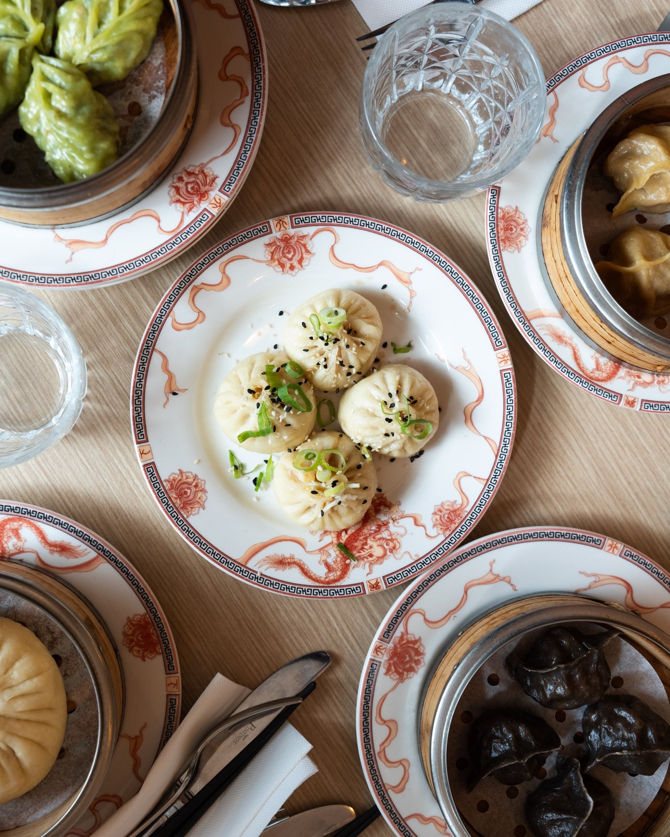Da Ravioleria Jing Du la tavola è sempre piena 🍜
Vieni a scoprire il nostro menu ricco di tradizionalità e gusto, perfetto per una pausa pranzo o per una cena in compagnia 🥢 🥡
Ci trovi in via Silvio D’Amico 41, zona San Paolo (RM) ✨
#raviolicinesiroma #sanpaoloroma #cineseroma #raviolicinesi #ravioleria
