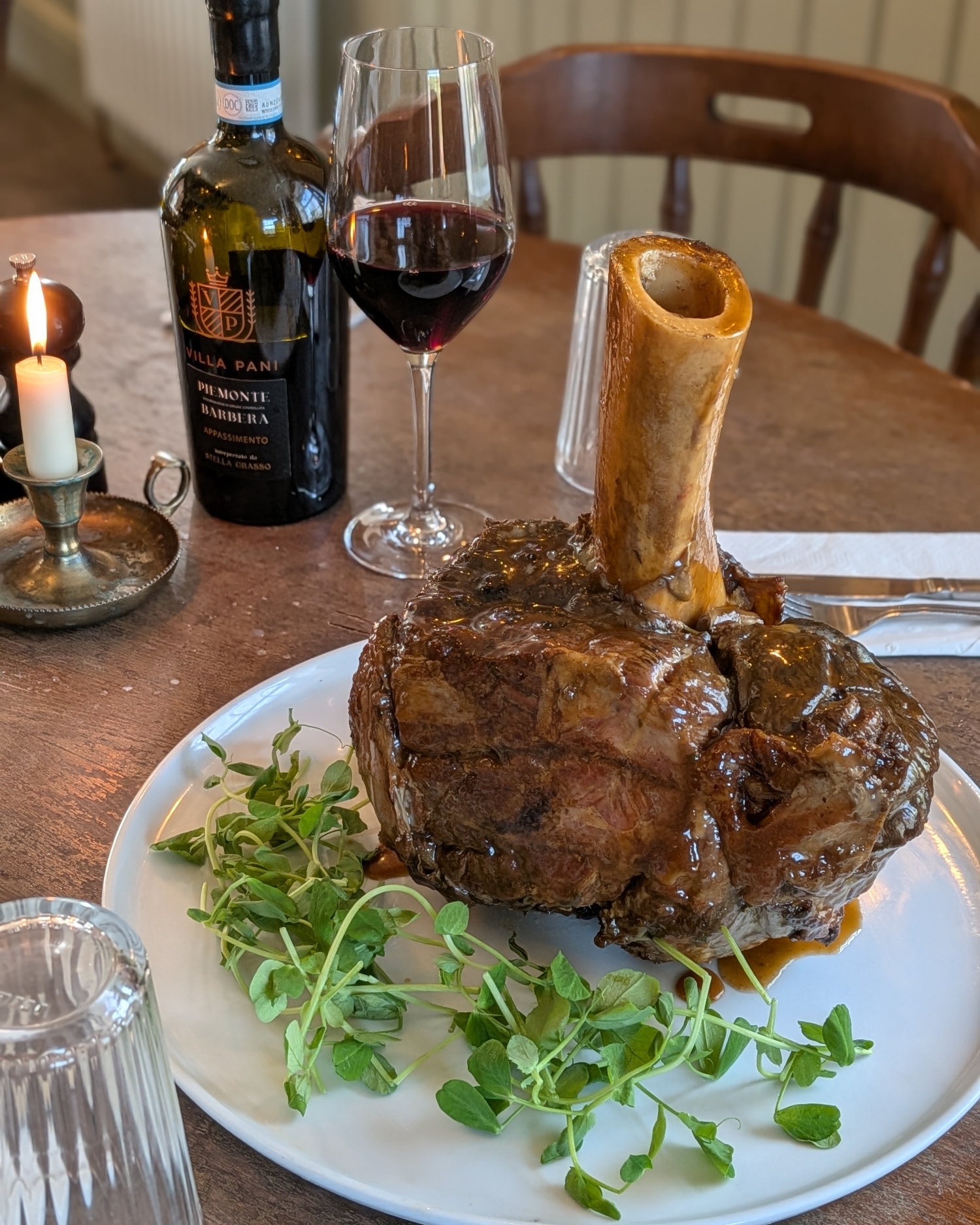 A sneaky peak of one of the steaks on offer this evening!
This colossal, slow-cooked beef shank is a true showstopper—tender, succulent, and literally falling off the bone. Perfect for sharing.
The Feast Includes:
The Main Event: One giant
Thor's Hammer
(serves 4 people).
Sides for All: Two delicious sides per person.
Signature Sauces: Choose your favorite from Peppercorn, Blue Cheese, or Chimichurri
Price: £100 (only £25 per person!)
🔨 Reserve Your Table
Don't miss out on this "Food of the Gods"—availability is limited and pre-ordering is highly recommended