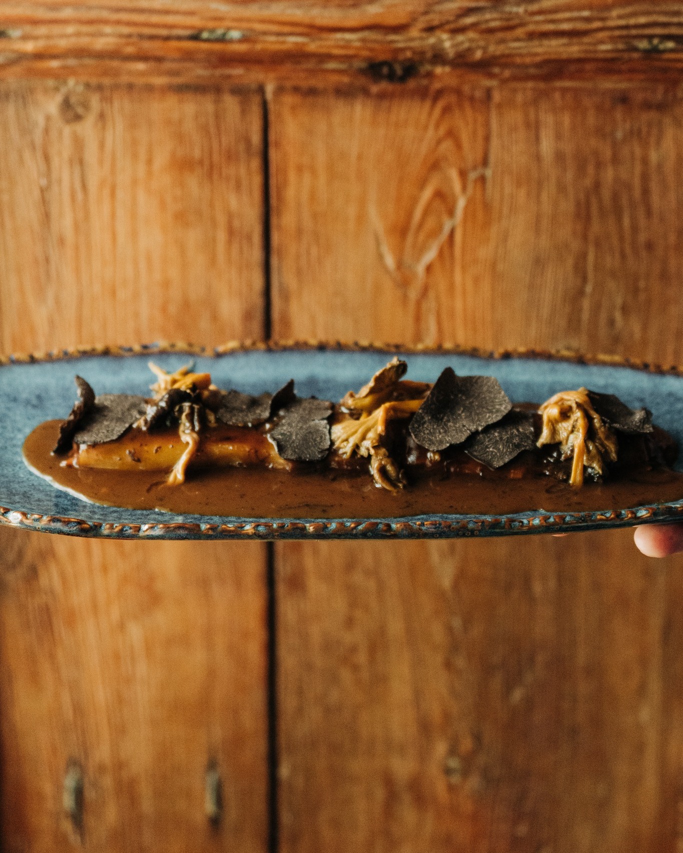 Con la llegada de marzo, empieza la cuenta atrás para despedir nuestro menú de la trufa. 🍽️✨
Una de las propuestas más especiales de la temporada, que nos ha acompañado durante estos meses y que pronto diremos adiós hasta el próximo año.
¡Aún estáis a tiempo de disfrutarlo en Mesón del Pastor!
#mesondelpastor #bibgourmand #morella #trufanegra