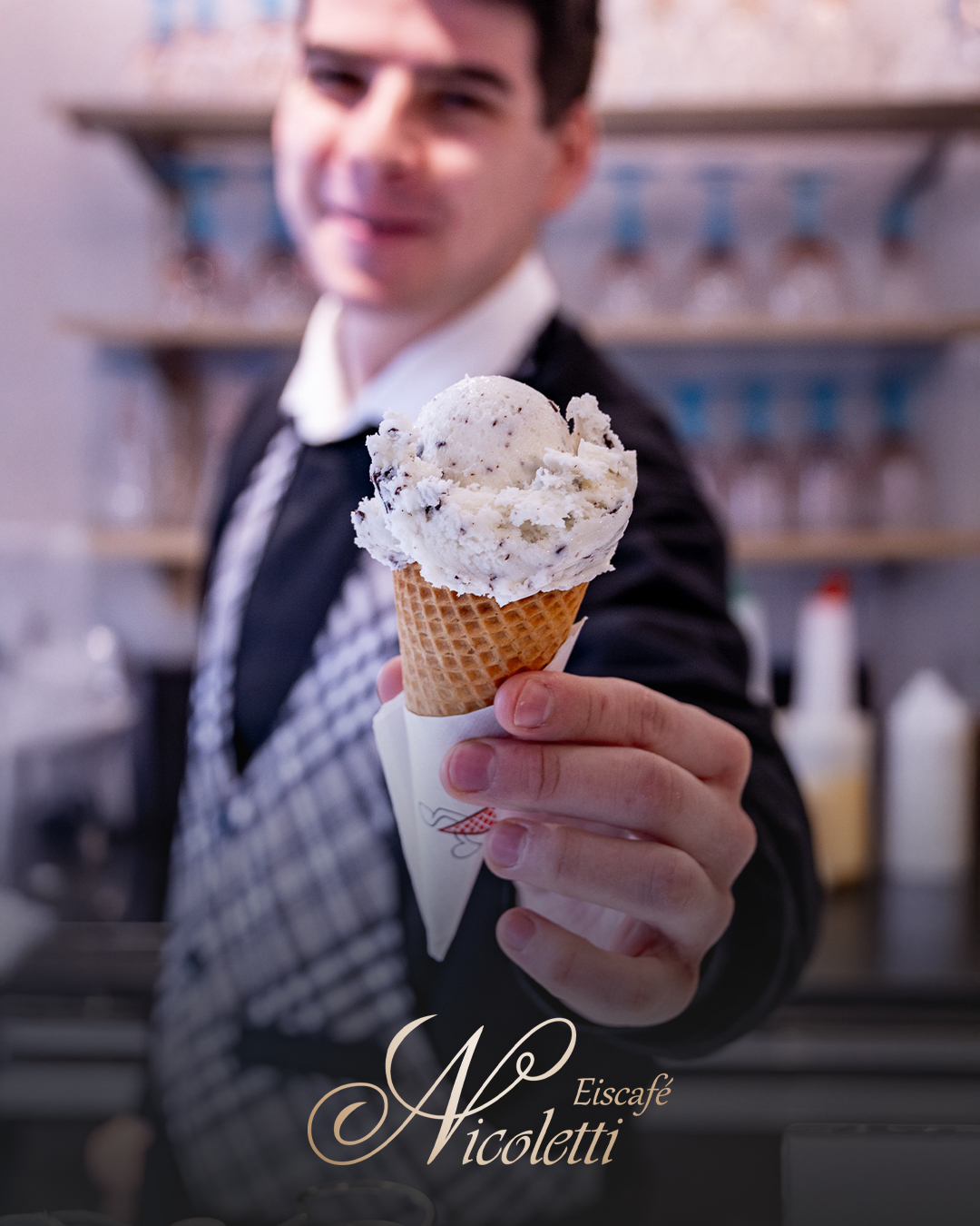 Der Frühling ist da – und mit ihm die Lust auf ein richtig gutes Eis! 🌸🍦
Bei uns erwarten euch cremige Klassiker, fruchtige Sorten und sonnige Momente auf unserer Terrasse. Kommt vorbei, genießt die ersten warmen Tage und startet mit uns süß in die neue Saison!
#frühling #eisliebe #gelato #sonnengenuss #eiscafenicoletti