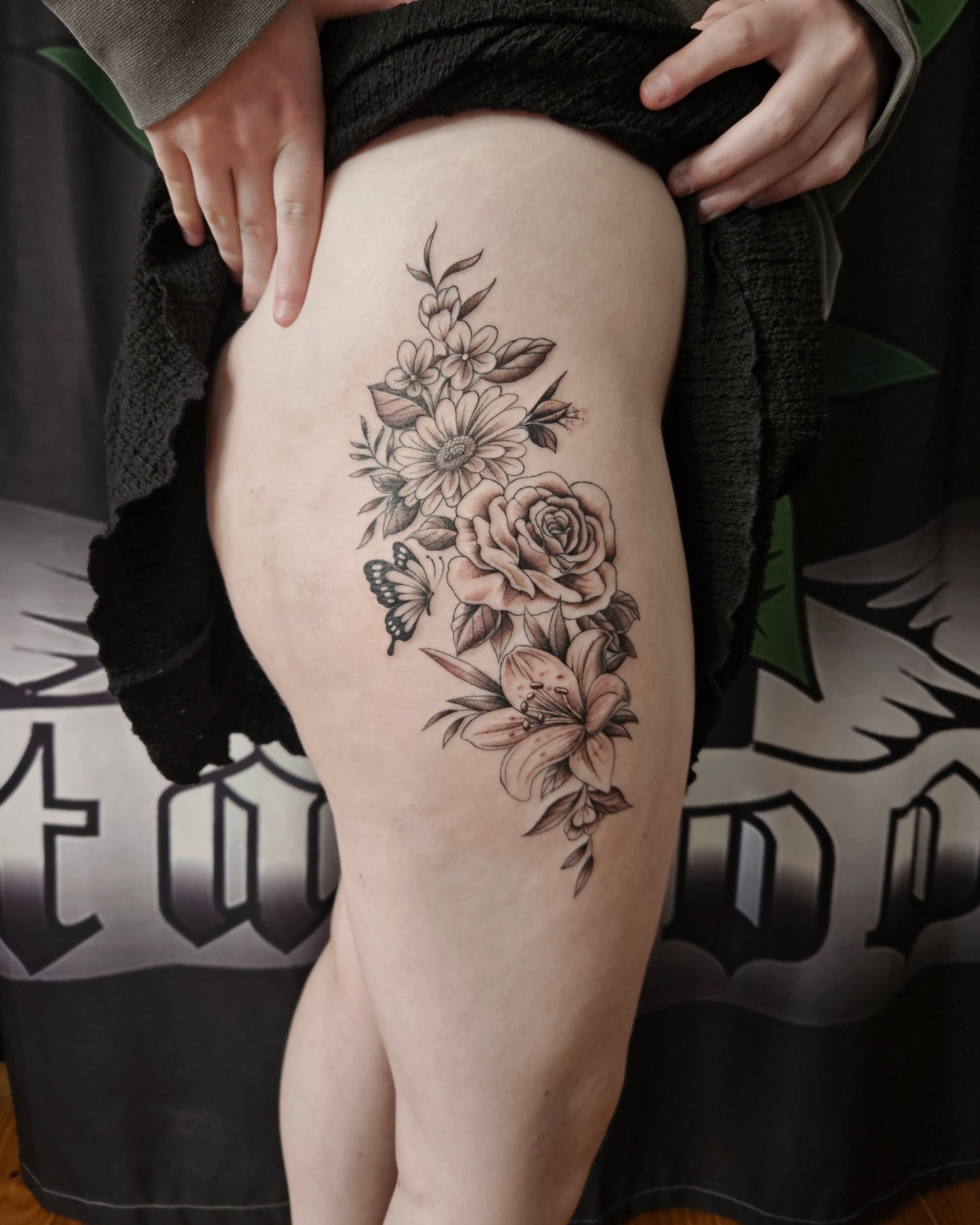 Floral thigh piece done by Pete @Pete_Explicit Ink #tattoo #thightattoo #floraltattoo #explicitinktattoo #ink #graywashtattoo #melbournetattoo #tattooistnearme #stalbanstattoo