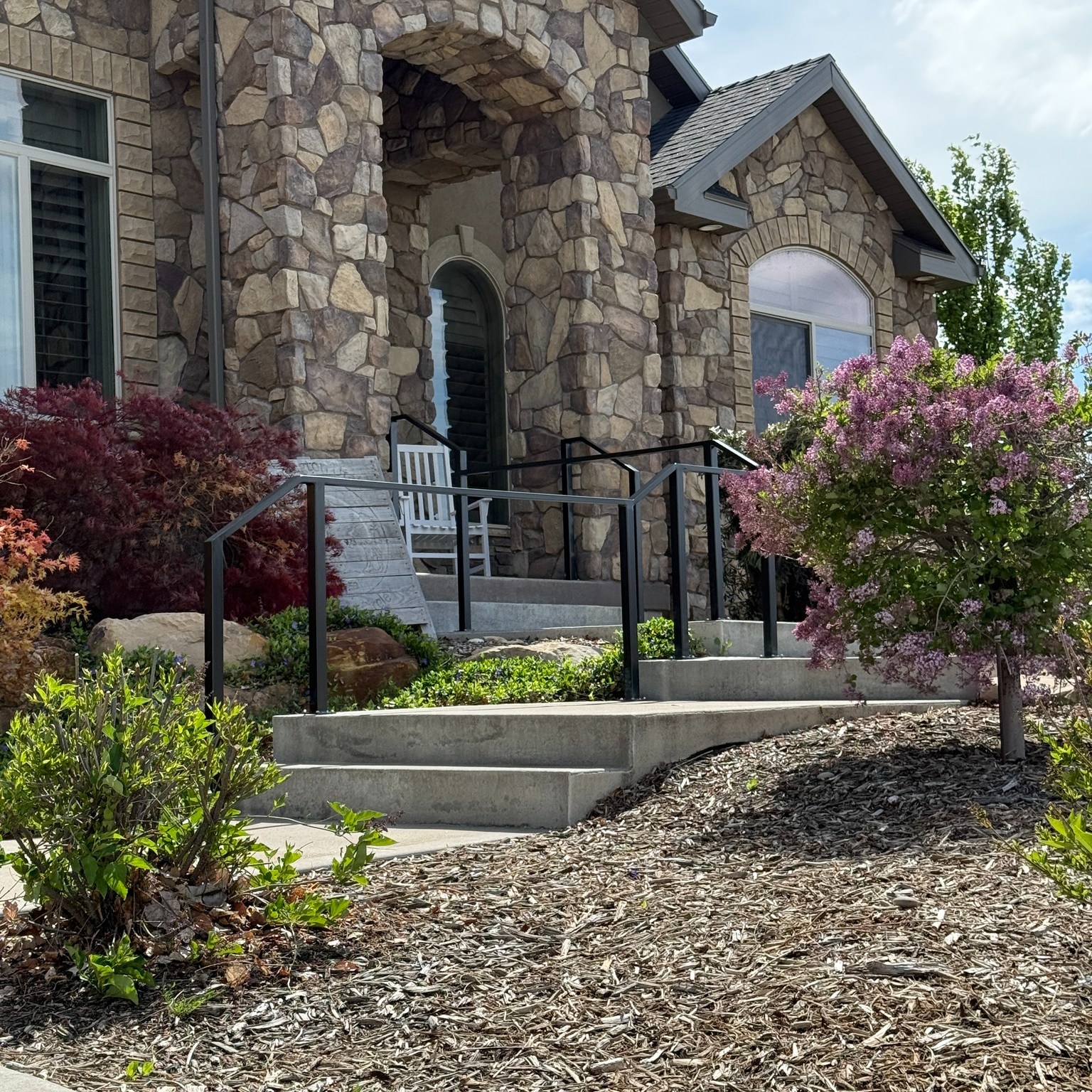 Sometimes it’s the subtle details that make the biggest difference. Clean, straightforward handrails that complement the character of this house perfectly!
#railing #handrail #metaldesign #fabrication #smallbusiness #architecture #utahdesigner #utahhomes #utahcustomhomes #metalfabrication #welding #metal #metalrailings #outdoorrailings #homerenovation #custom #customrailing #americaneaglewelding